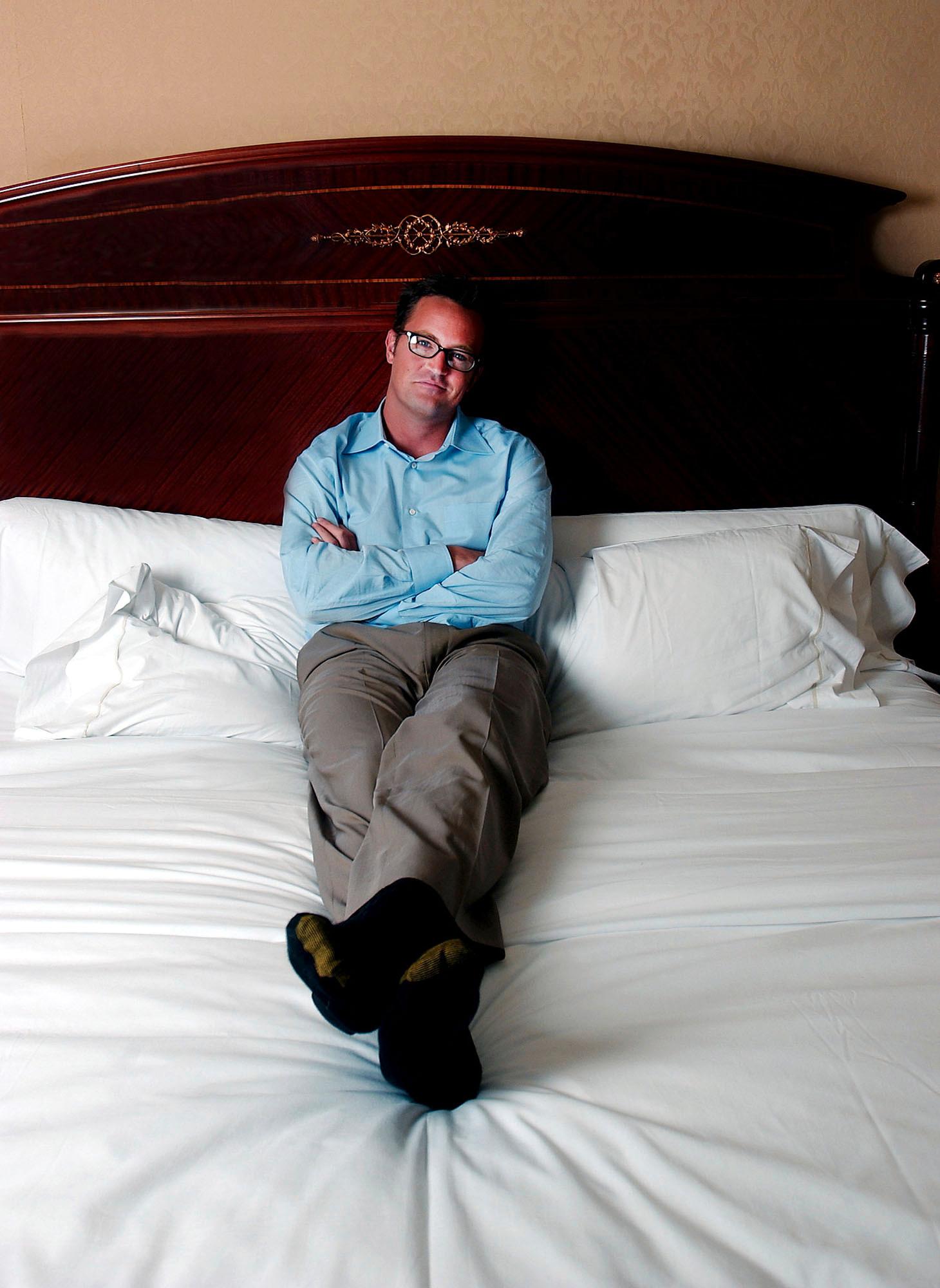 Matthew Perry fotograferad på sitt hotellrum i New York 2002. 