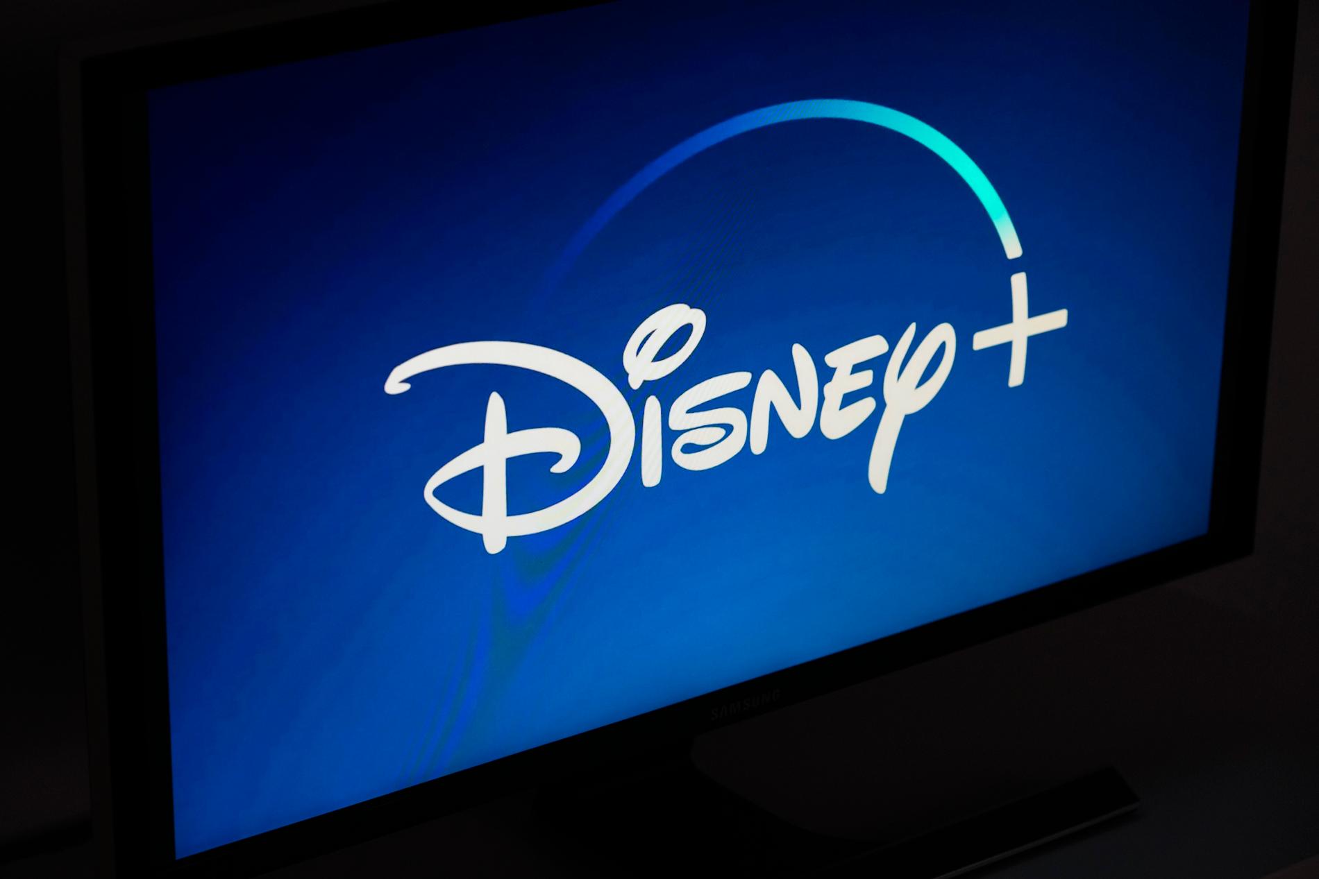 Strömningstjänsten Disney+ ska bli dyrare att använda för den som vill slippa se reklam. Arkivbild.
