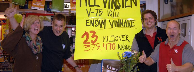 Personalen i butiken efter att deras kund vunnit 23 miljoner kronor på V75.