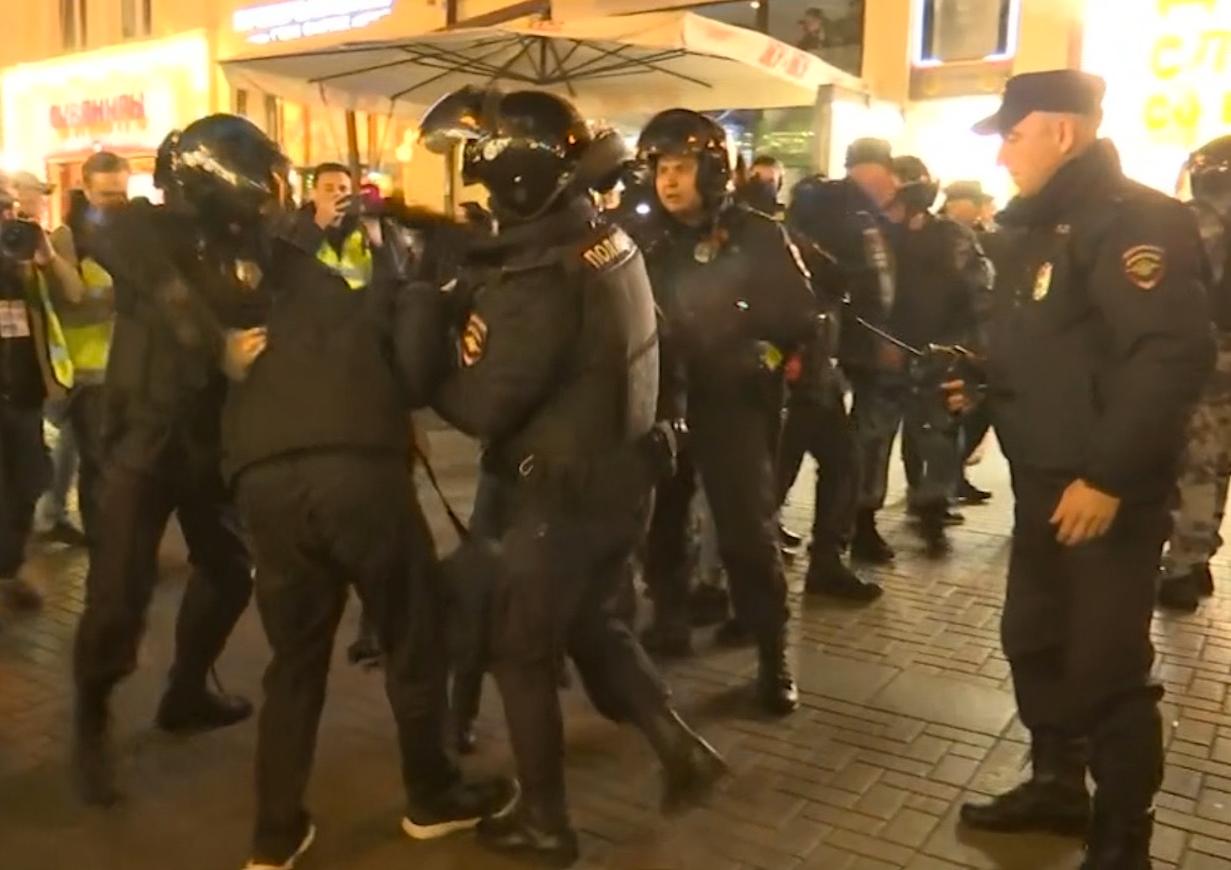 Över 100 personer ska ha gripits av polis under protesterna.