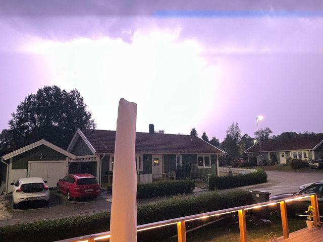 Aftonbladetläsaren Mikael tog den här spektakulära blixtbilden medan regnet vräkte ner utanför Katrineholm på lördagskvällen. 