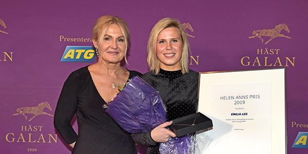 Helen Ann Johansson delar varje år ut ett pris på Hästgalan till någon kvinna inom travsporten. 2019 hette hon Emilia Leo. 