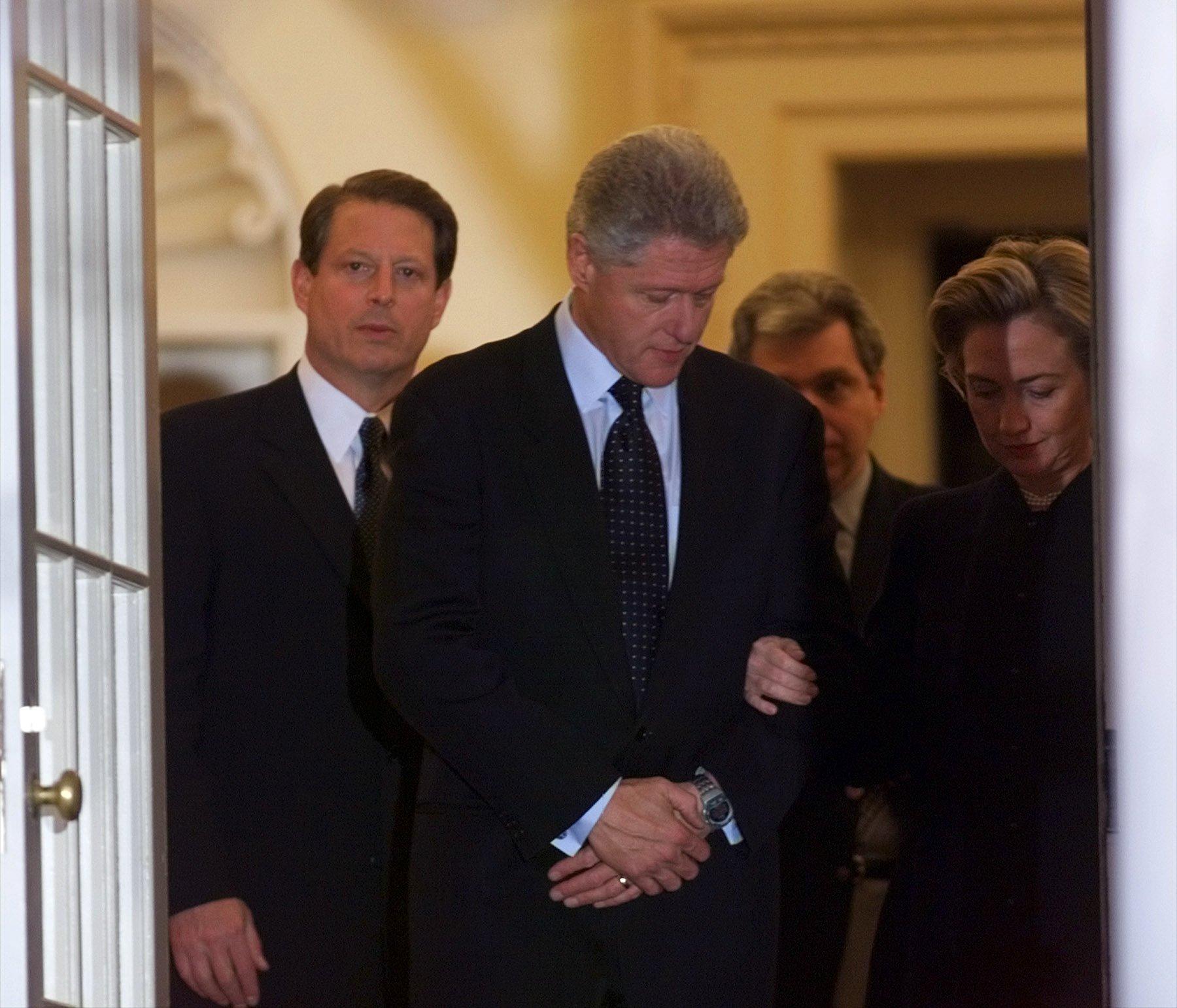President Bill Clinton ljög för kongressen om sin affär med Vita Huset-praktikanten Monica Lewinsky – för att rädda sitt eget skinn. För det ställdes han inför riksrätt i slutet av 1998.