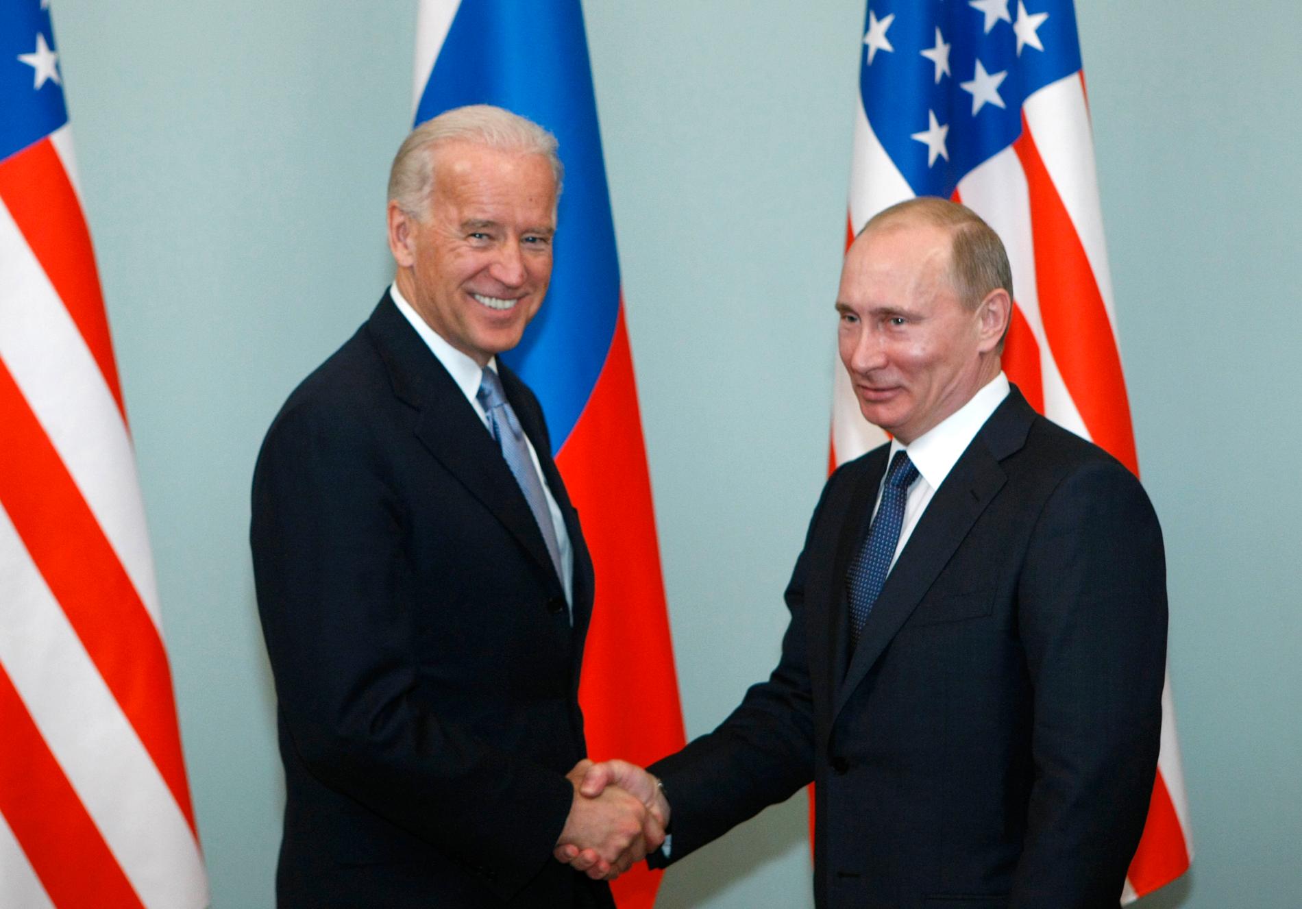 USA:s president Joe Biden och Rysslands president Vladimir Putin har talats vid i telefon. Bilden är från 2011 då de båda möttes i Moskva. Arkivbild.