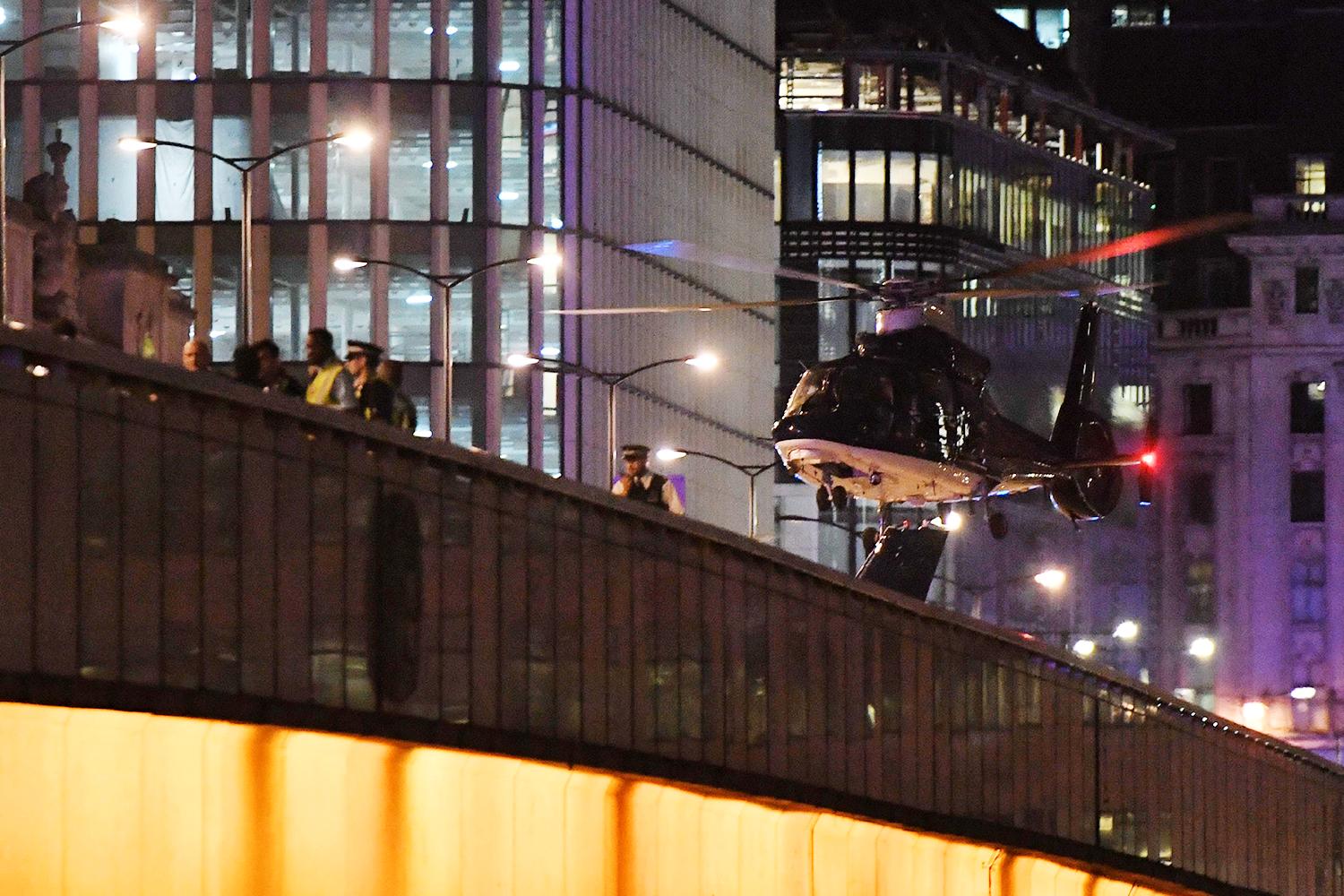 En helikopter landar på London Bridge. 