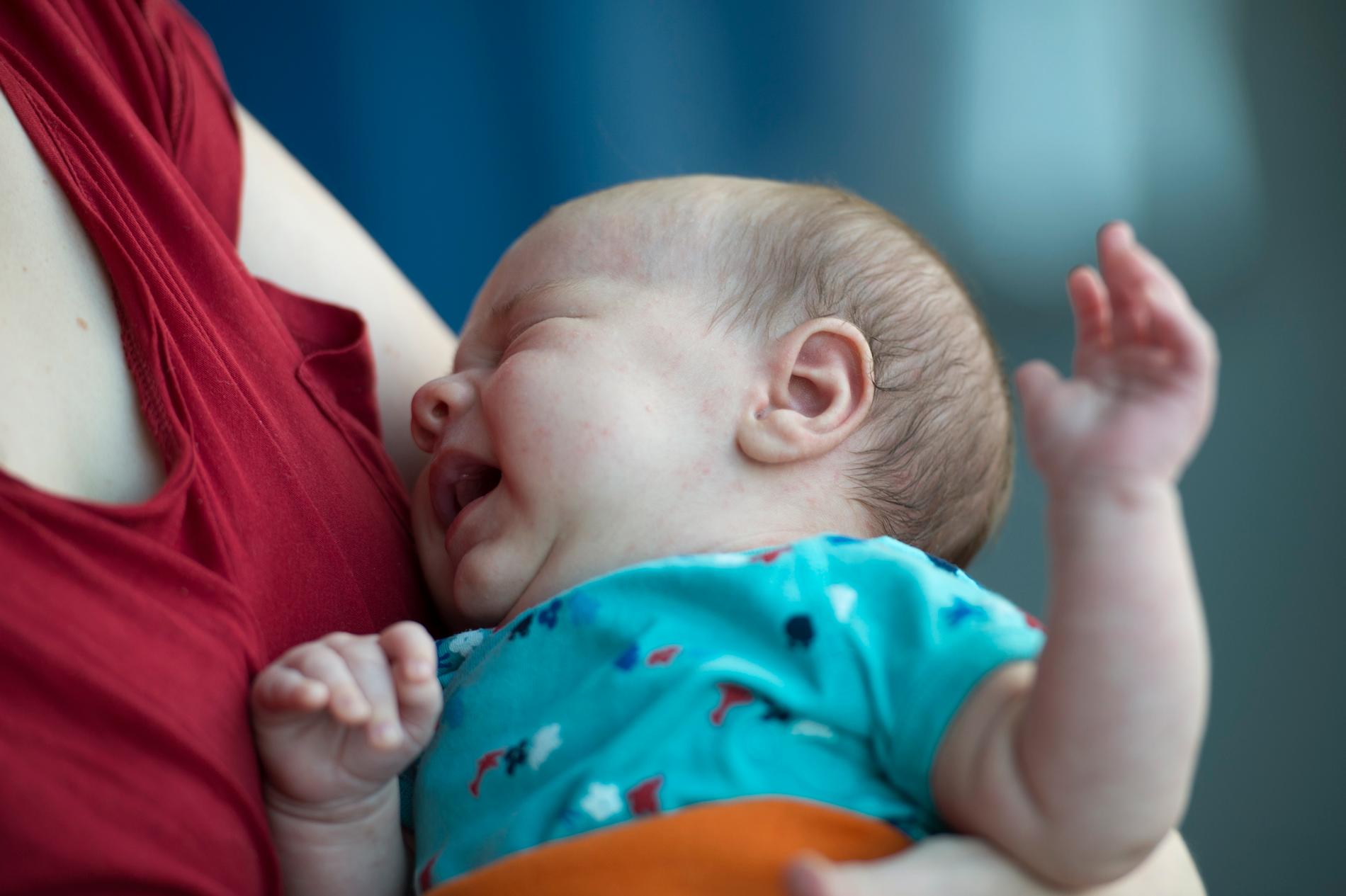 En anledning till kolik kan vara att bebisen får i sig för mycket luft när hen ammas eller tar flaskan.