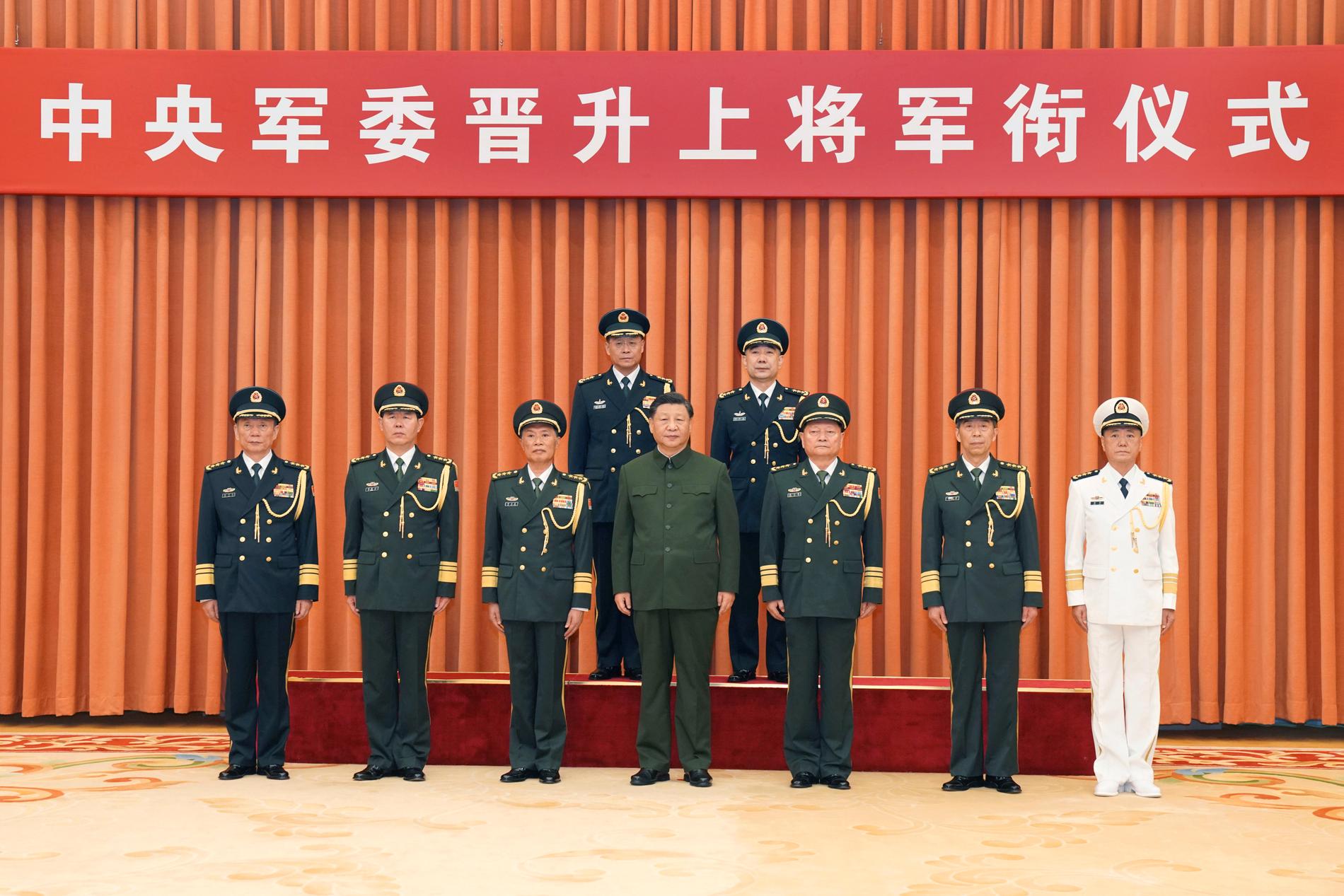 President Xi Jinping poserar tillsammans med höjdare inom den kinesiska militären.
