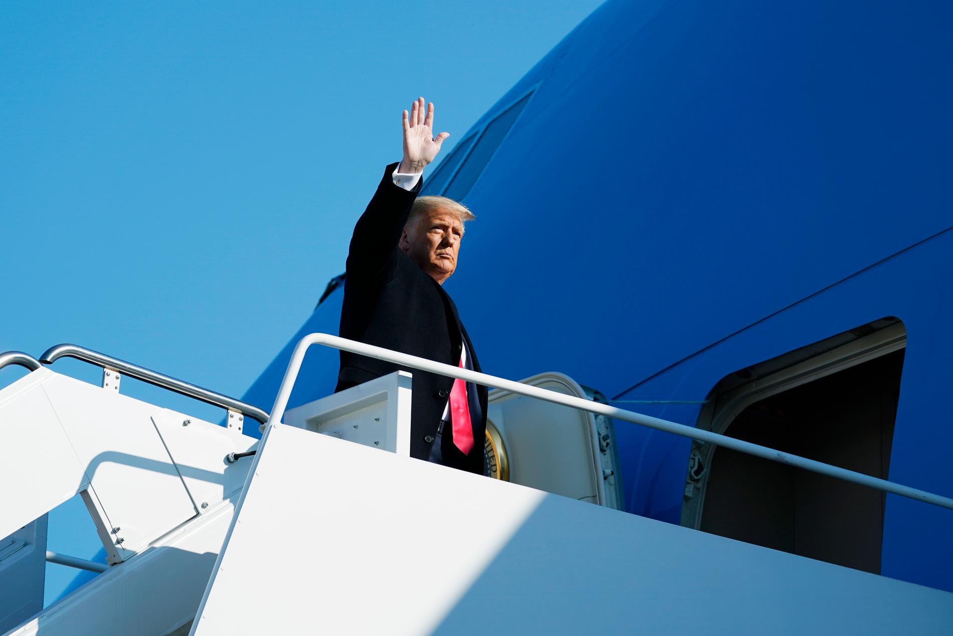 USA:s president Donald Trump väntas lämna Vita huset på onsdag några timmar innan hans efterträdare Joe Biden svärs in. Arkivbild från den 12 januari när Trump går ombord på Air Force One för att resa till Texas.