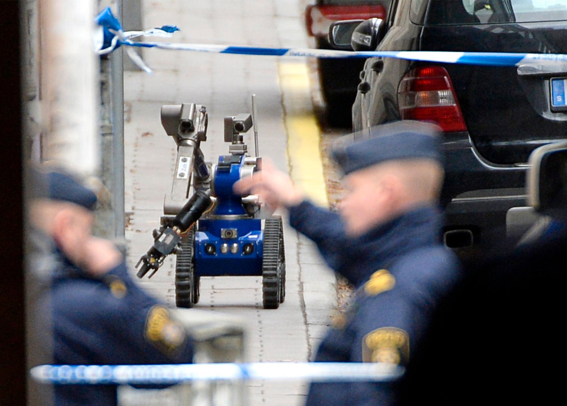 En bombrobot på uppdrag på Holländargatan i Stockholm. 