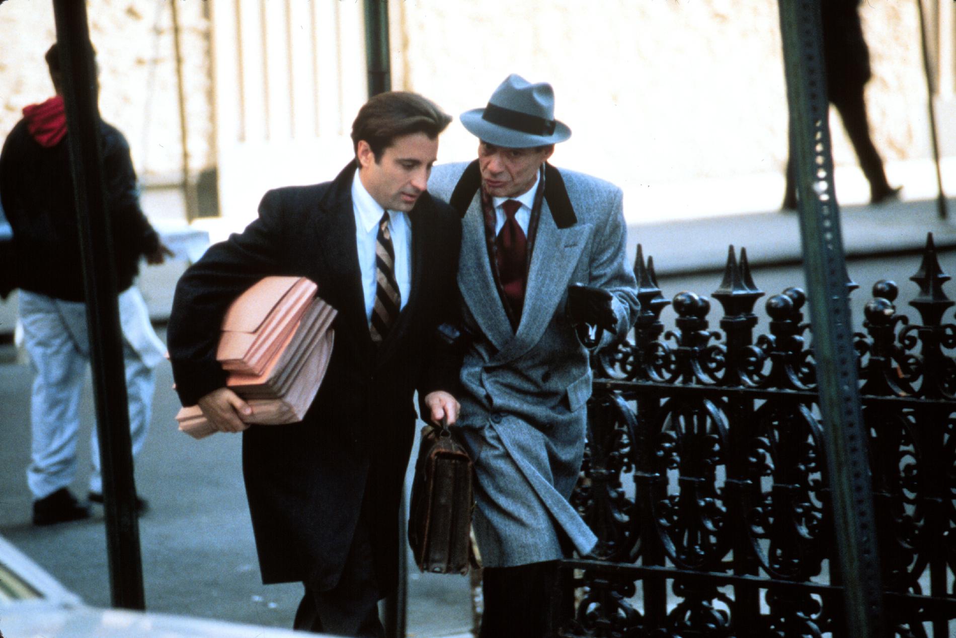 Andy Garcia och Ron Leibman i filmen ”Night falls on Manhattan”.
