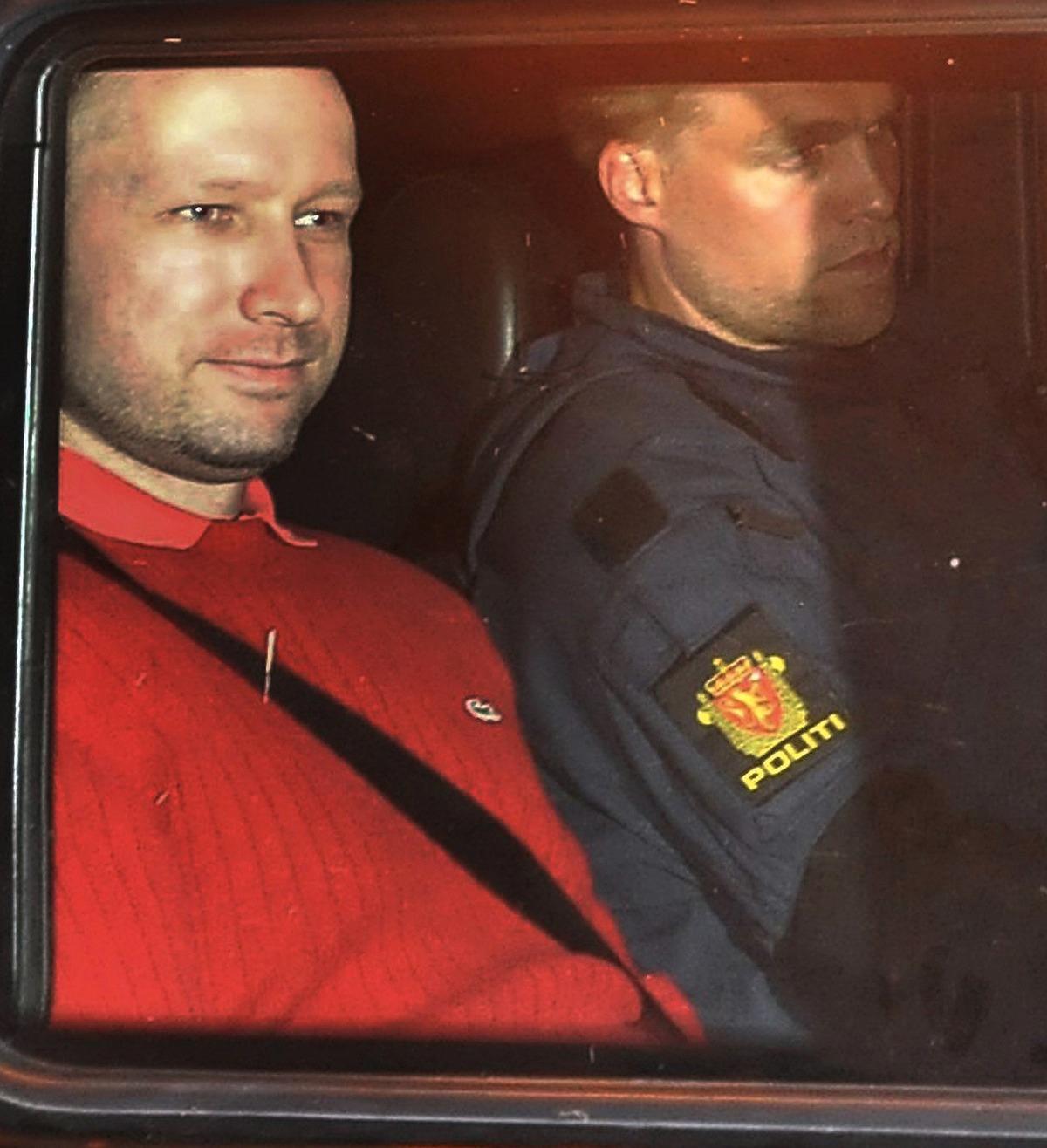 LÅGMÄLD SJÄLVSÄKERHET När Anders Behring Breivik fördes in till häktningsförhandlingen vände han sig mot åhörarna i salen och log. Samma trygga ansikte och lågmälda självsäkerhet som han visat upp tidigare, som här när han fördes till häktet i Oslo den 25 juli.