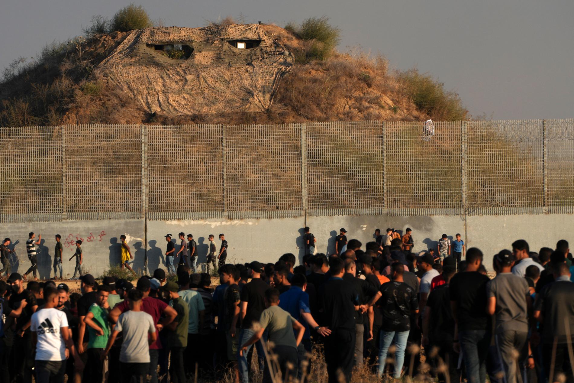 Demonstranter vid gränsen till Israel.