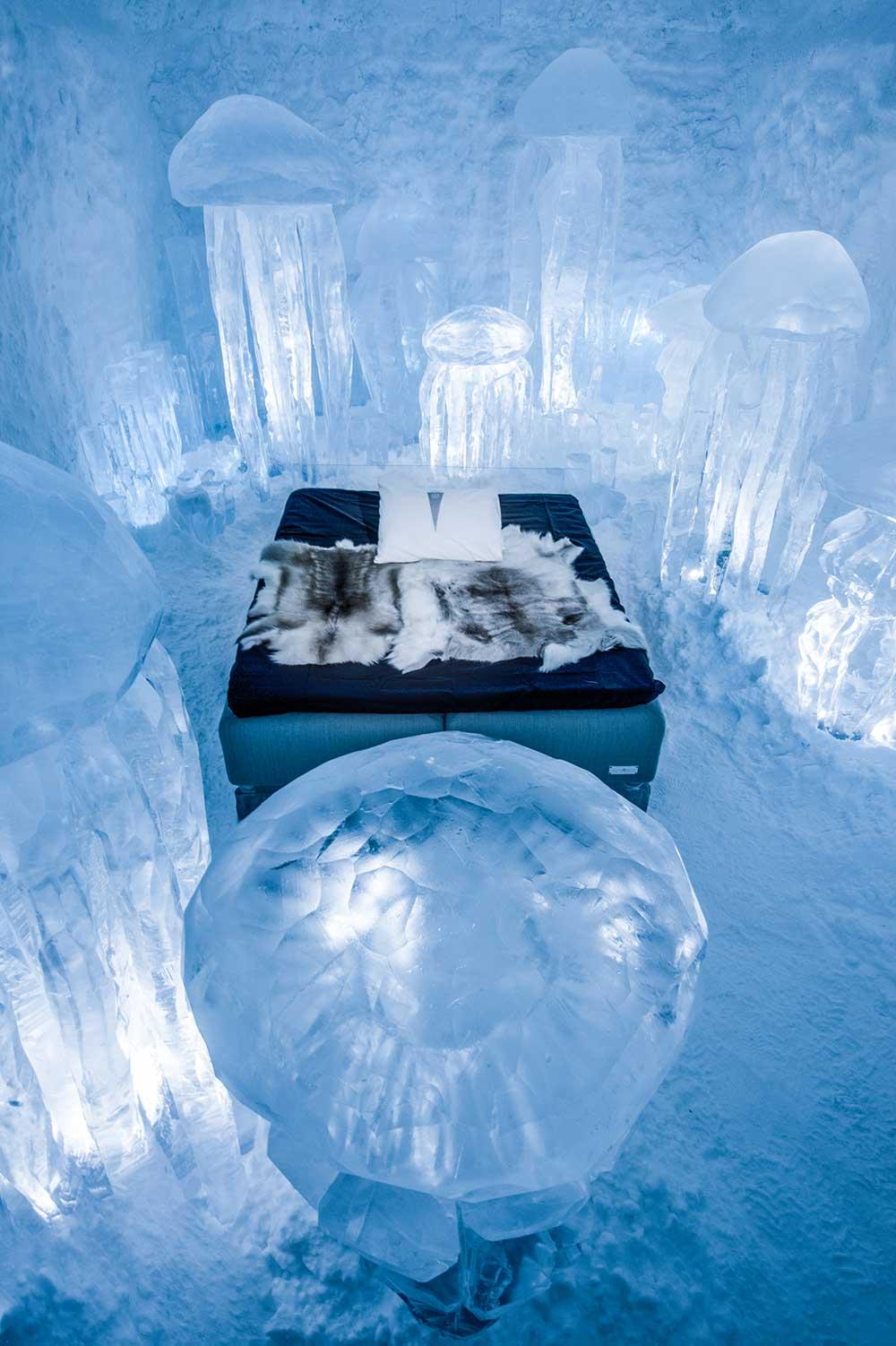 Lyxsvit på Icehotel. Konstverket heter ”Hydro smack” och är skapad av Lotta Lampa och Julia Gamborg.