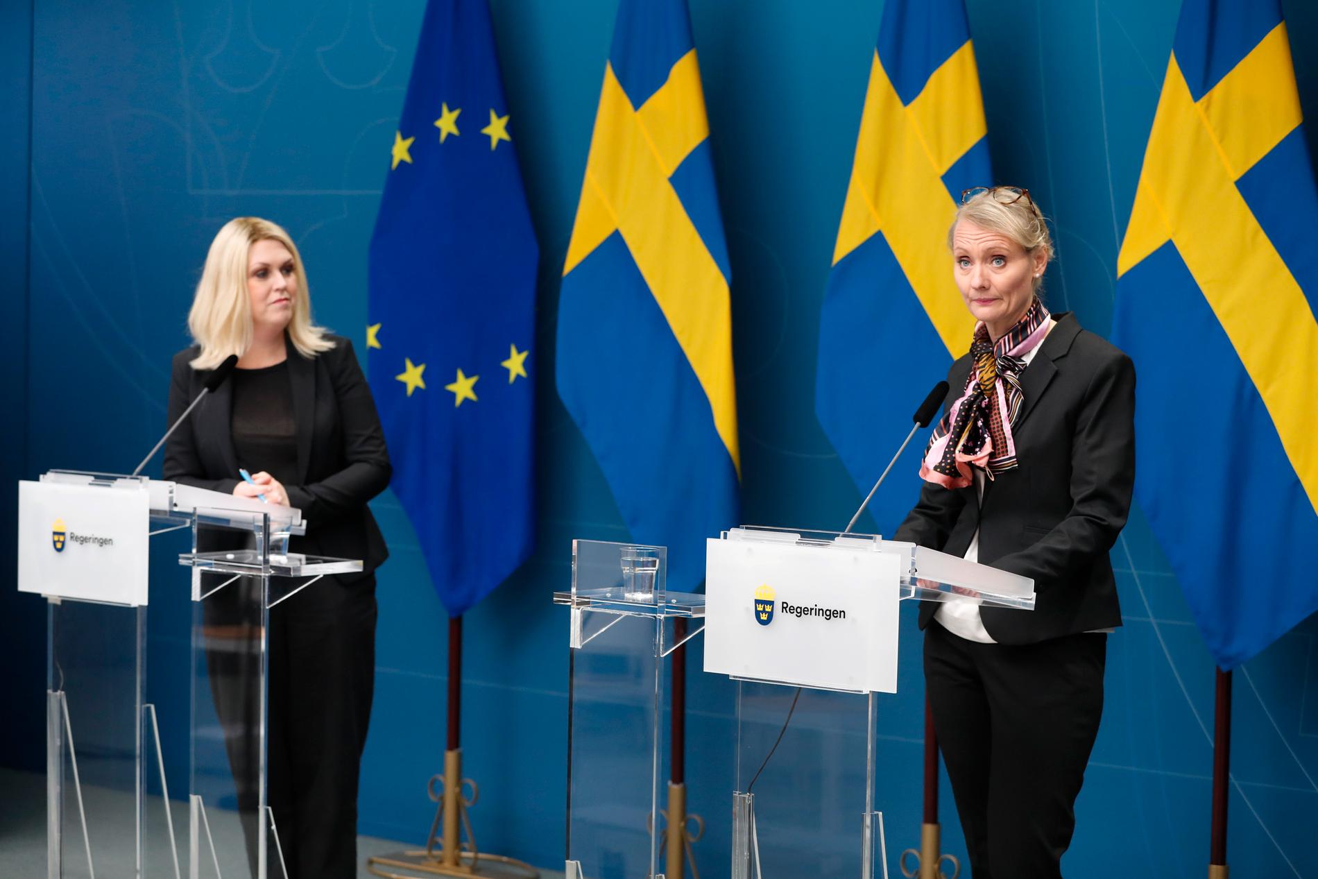 Lena Hallengren och Karin Tegmark Wisell på pressträffen. 