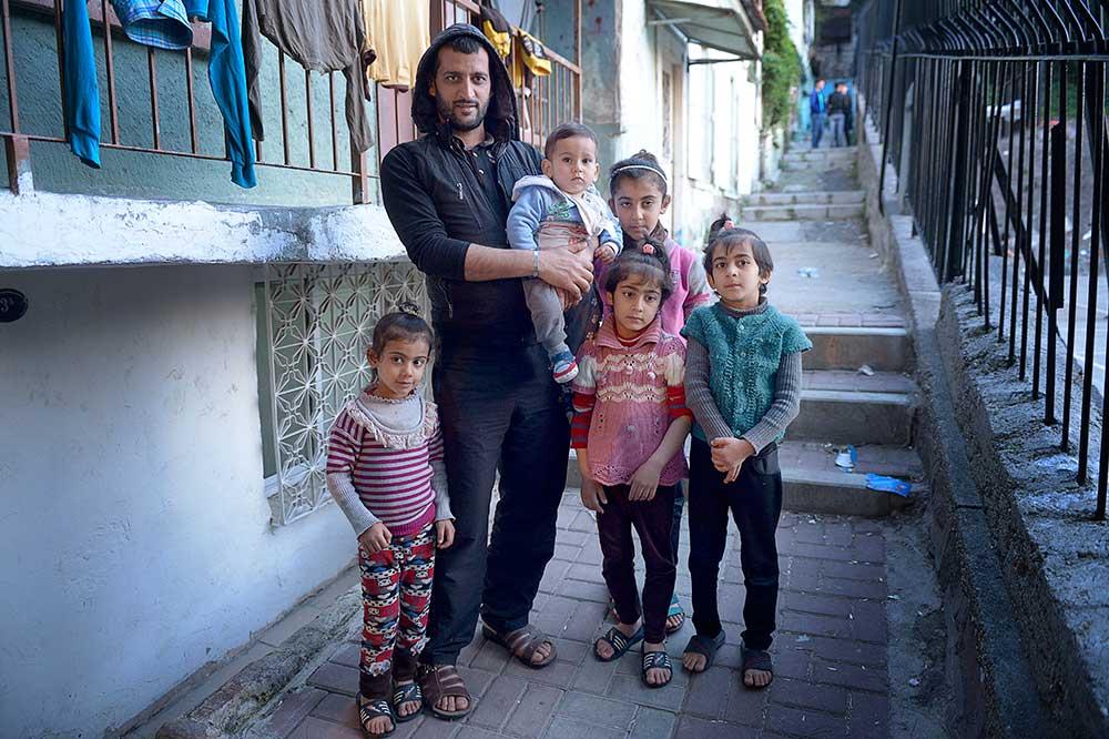 Ashar Mottui, 32, flydde från staden Daraa i Syruin för två månader sedan tillsammans med sin fru Halima, 29, och deras fem barn.