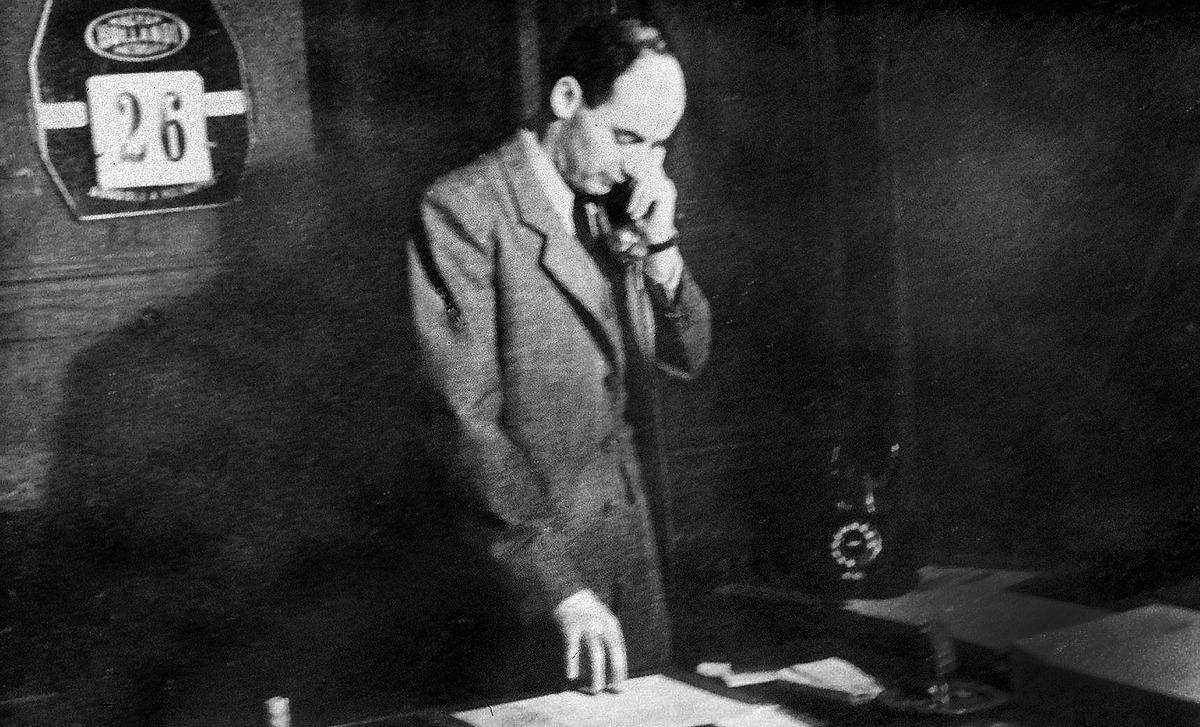 Raoul Wallenberg på sitt kontor på svenska legationen i Budapest. Den 17 januari 1947 arresterades han av sovjetiska styrkor och placerades i fängelse. Därefter är hans öde oklart.