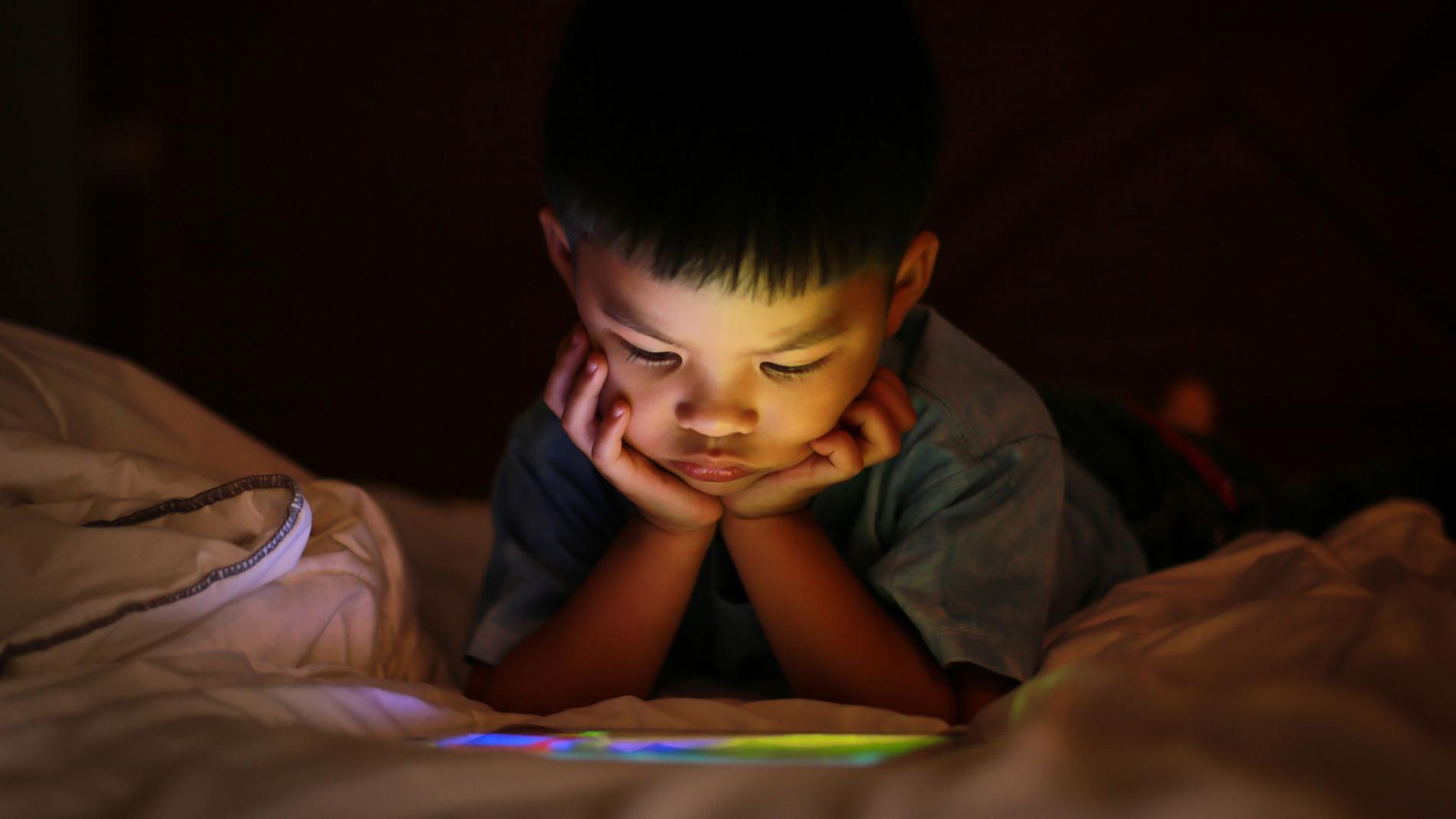 Barn ska helst undvika skärmar precis innan de ska sova då ljuset kan störa deras sömn. 