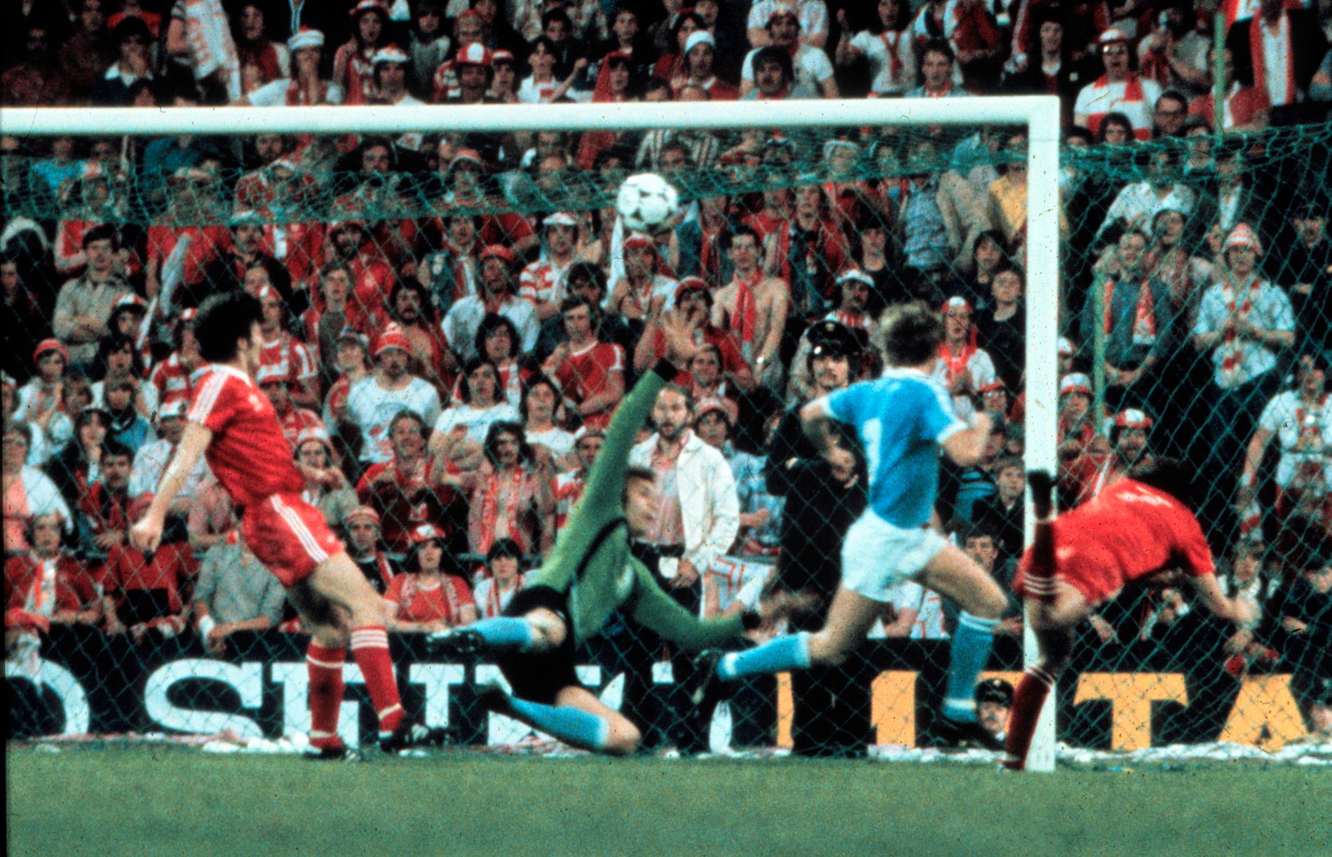 Trevor Francis nickar bollen i mål förbi MFF:s Jan Möller i Europacupfinalen 1979.