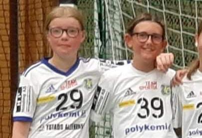 Ester Nilsson och Nea Ewaldh spelar i Ystad IF.