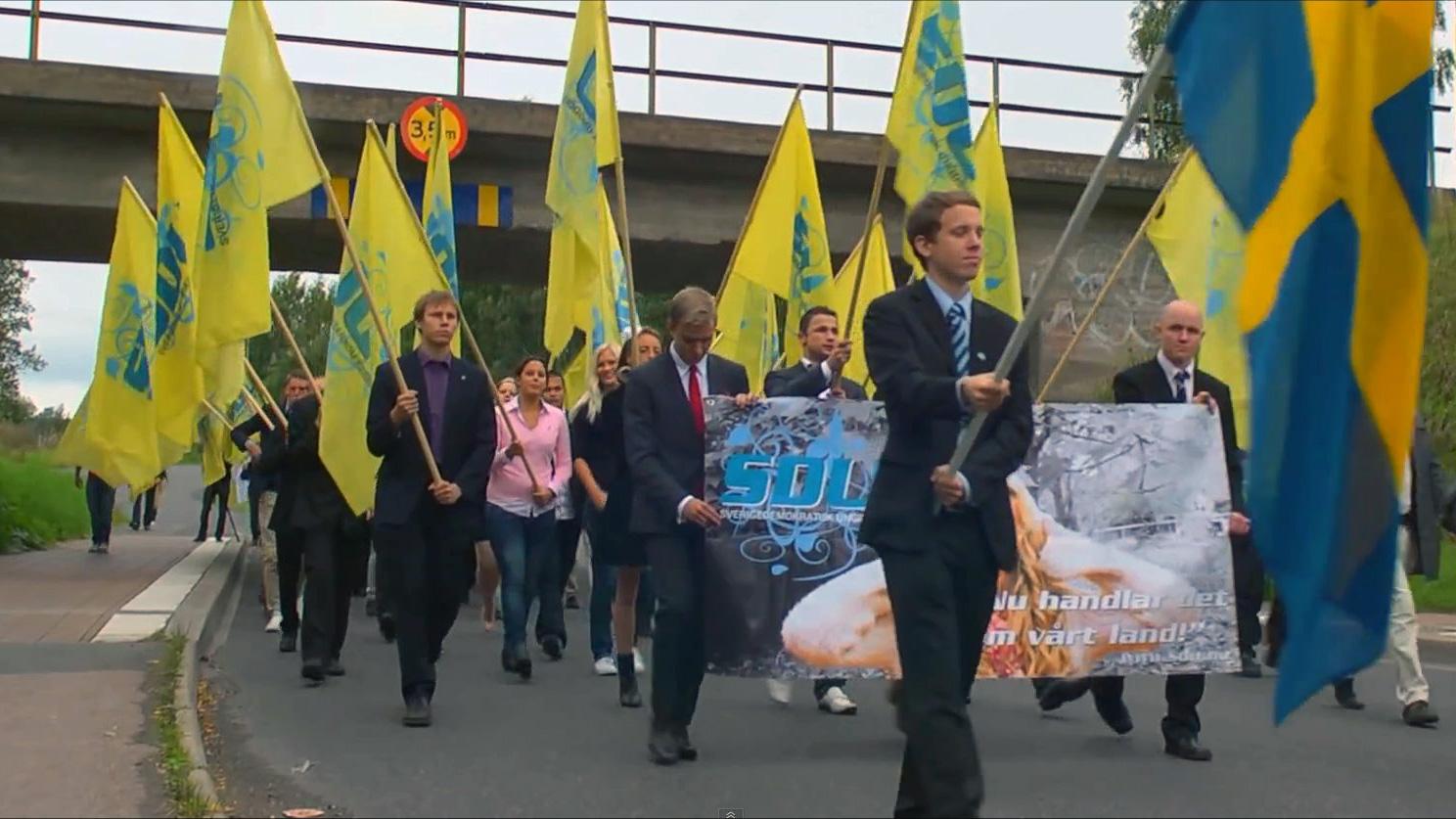Här marscherar sverigedemokrater i samband med SDU-kongressen.