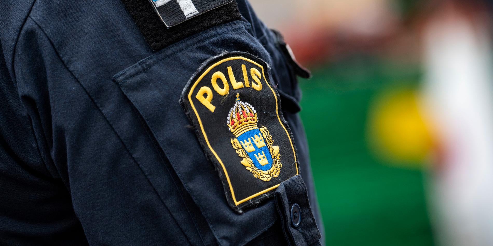 Två falska poliser knackade på hos en äldre man i Norra Bro. 