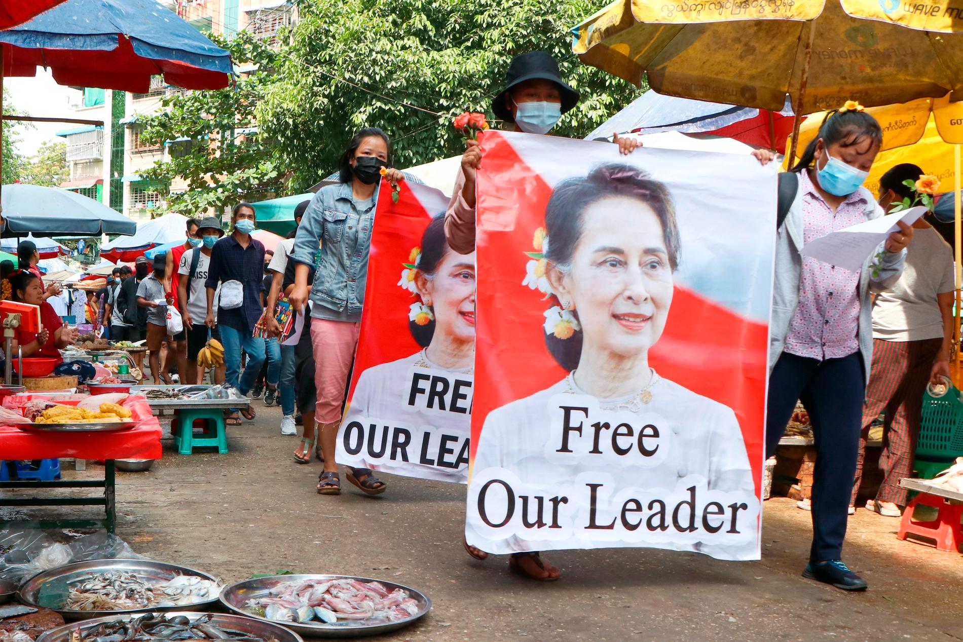 Demonstranter tågar genom Myanmars största stad Rangoon (Yangon) till stöd för den fängslade ledaren Aung San Suu Kyi. Arkivbild