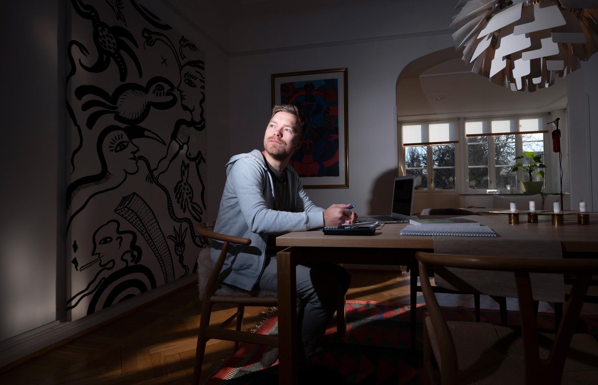 Petter Lundberg studerar vid köksbordet i föräldrahemmet i Malmö under den pågående coronapandemin.