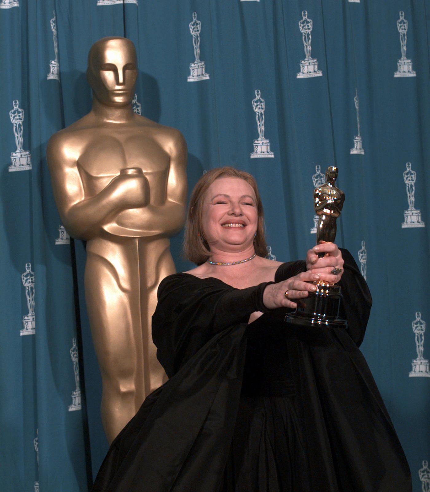 Här har Dianne Wiest just vunnit en Oscar för Woody Allens ”Kulregn över Broadway”. Året är 1995.