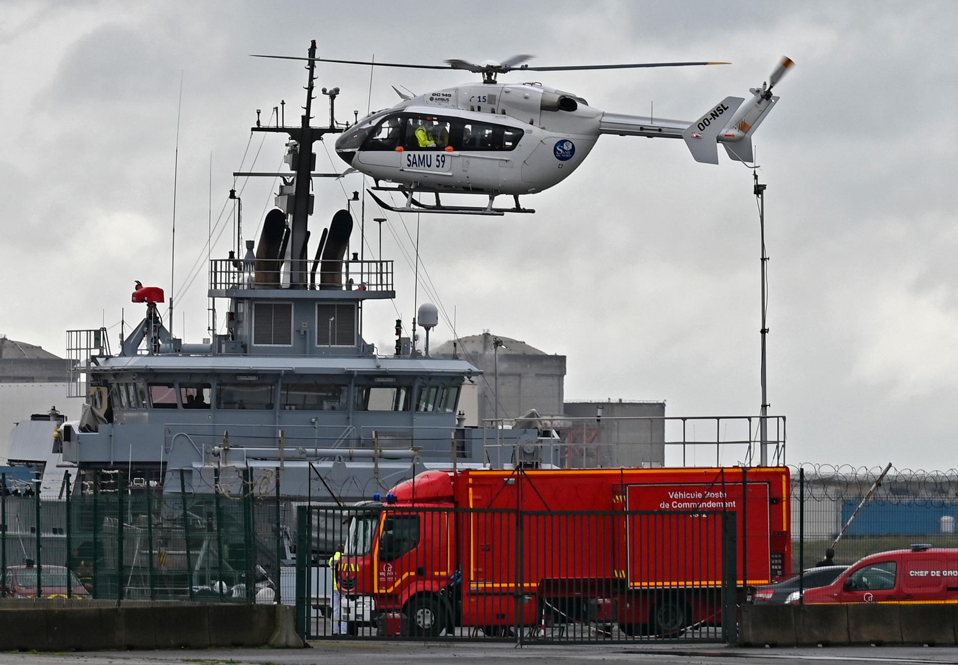 En räddningshelikopter och ett räddningsfartyg som deltog i insatsen på tisdagen.