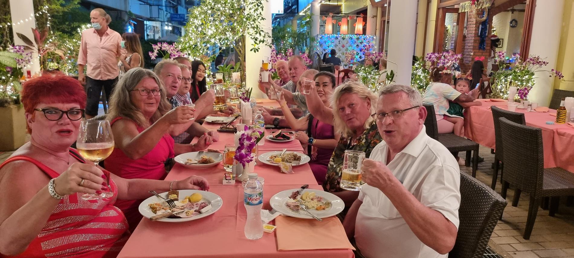 Irene och Hasse Franzén, Kent och Eva Tell samt närmare 200 andra svenskar äter julbord på Karlssons restaurang i Patong, Phuket.