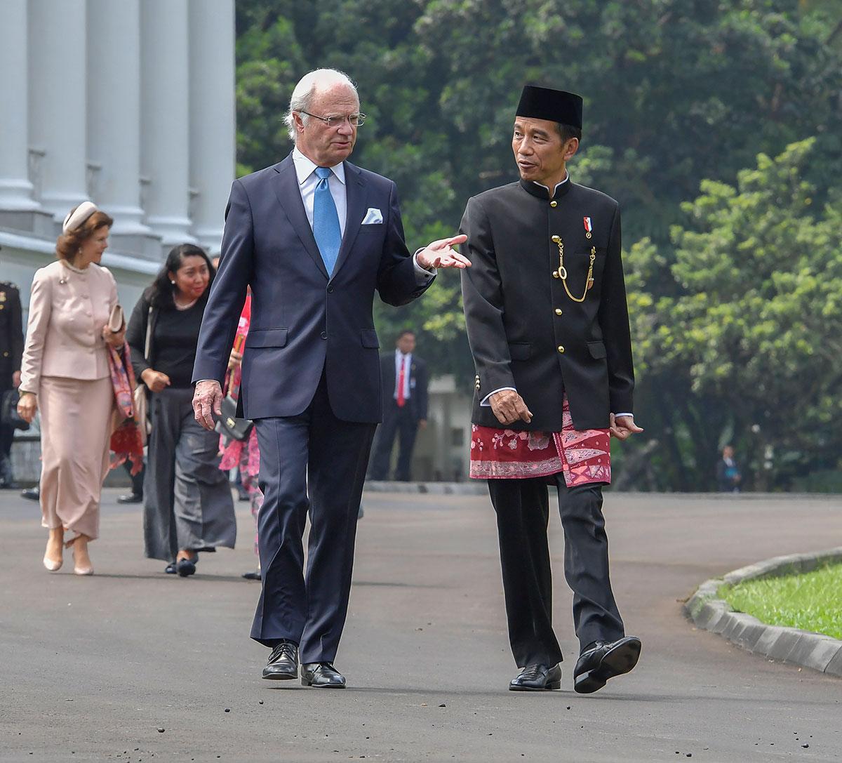 Kungen på besök i Indonesien på tisdagen, i samtal med landets promenad Joko Widodo.