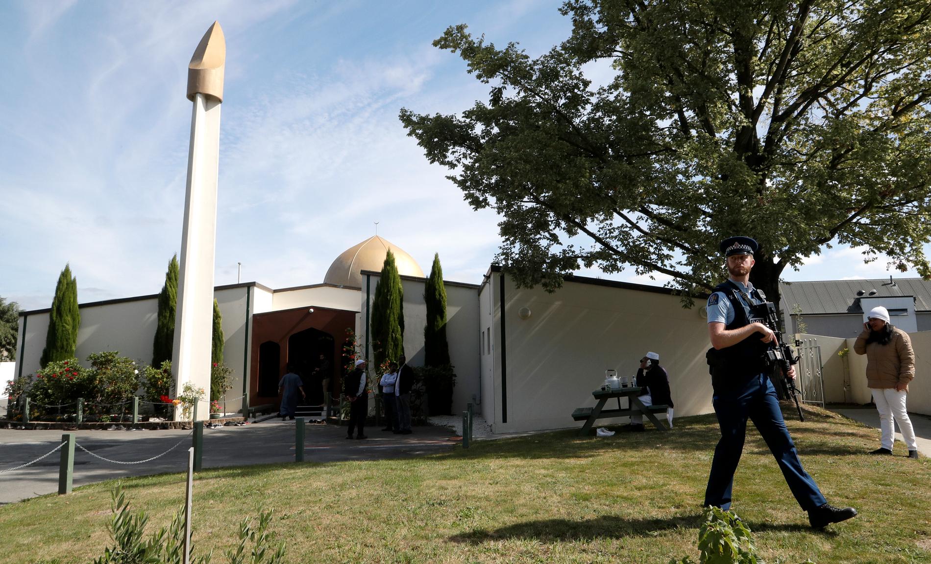 En polis bevakar al Noor-moskén i Christchurch. Arkivbild.