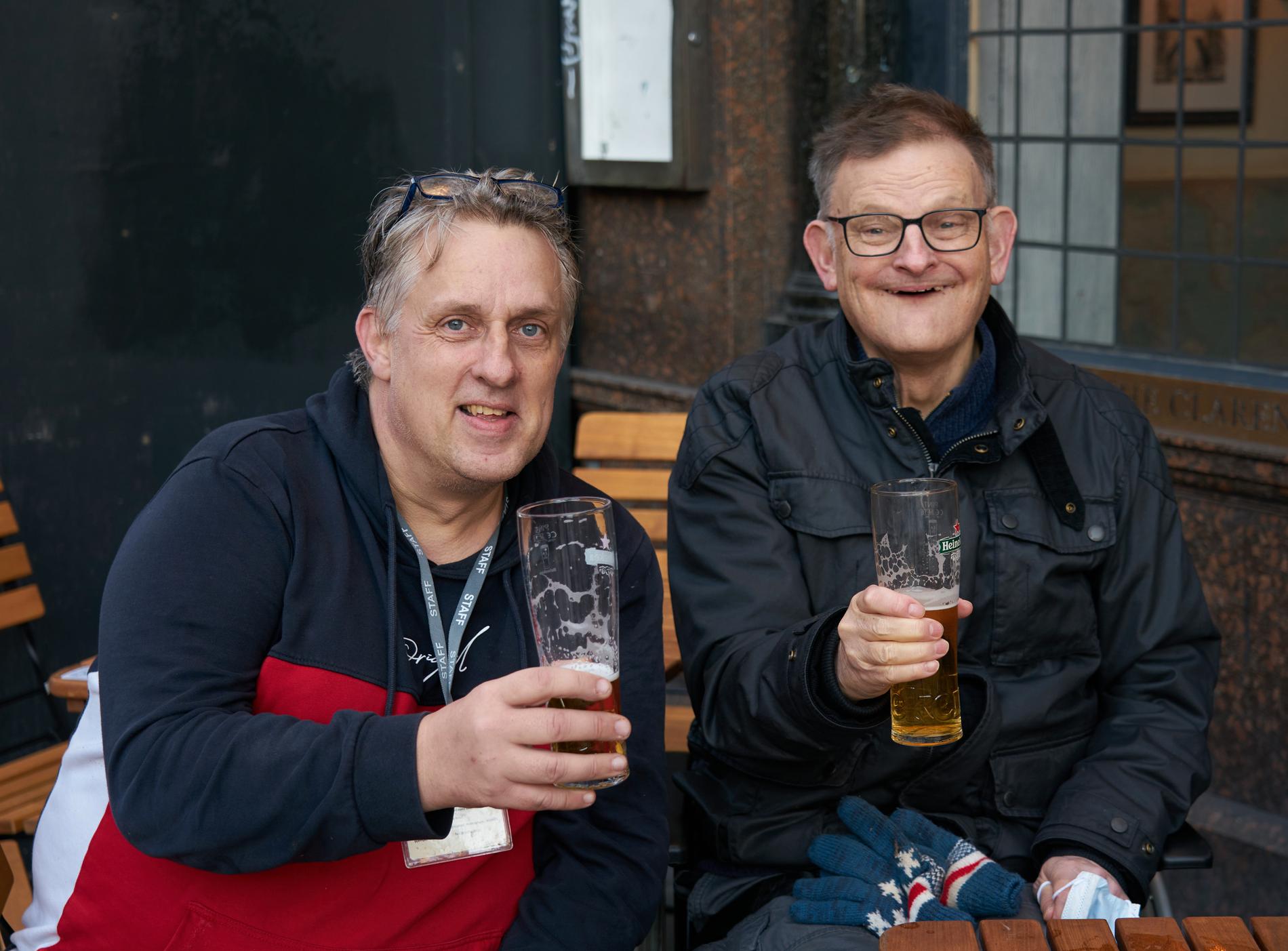 Vårdhemsarbetaren Jason Benskin, 51, och Chris, en av hans vårdtagare, njuter av en öl på en pub vid Trafalgar Square.