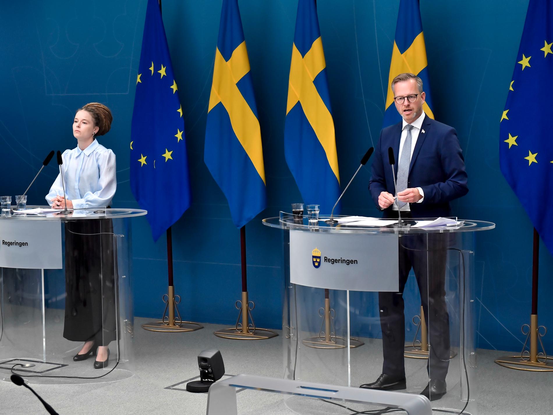 Amanda Lind (MP) och Mikael Damberg (S) vid fredagens pressträff.