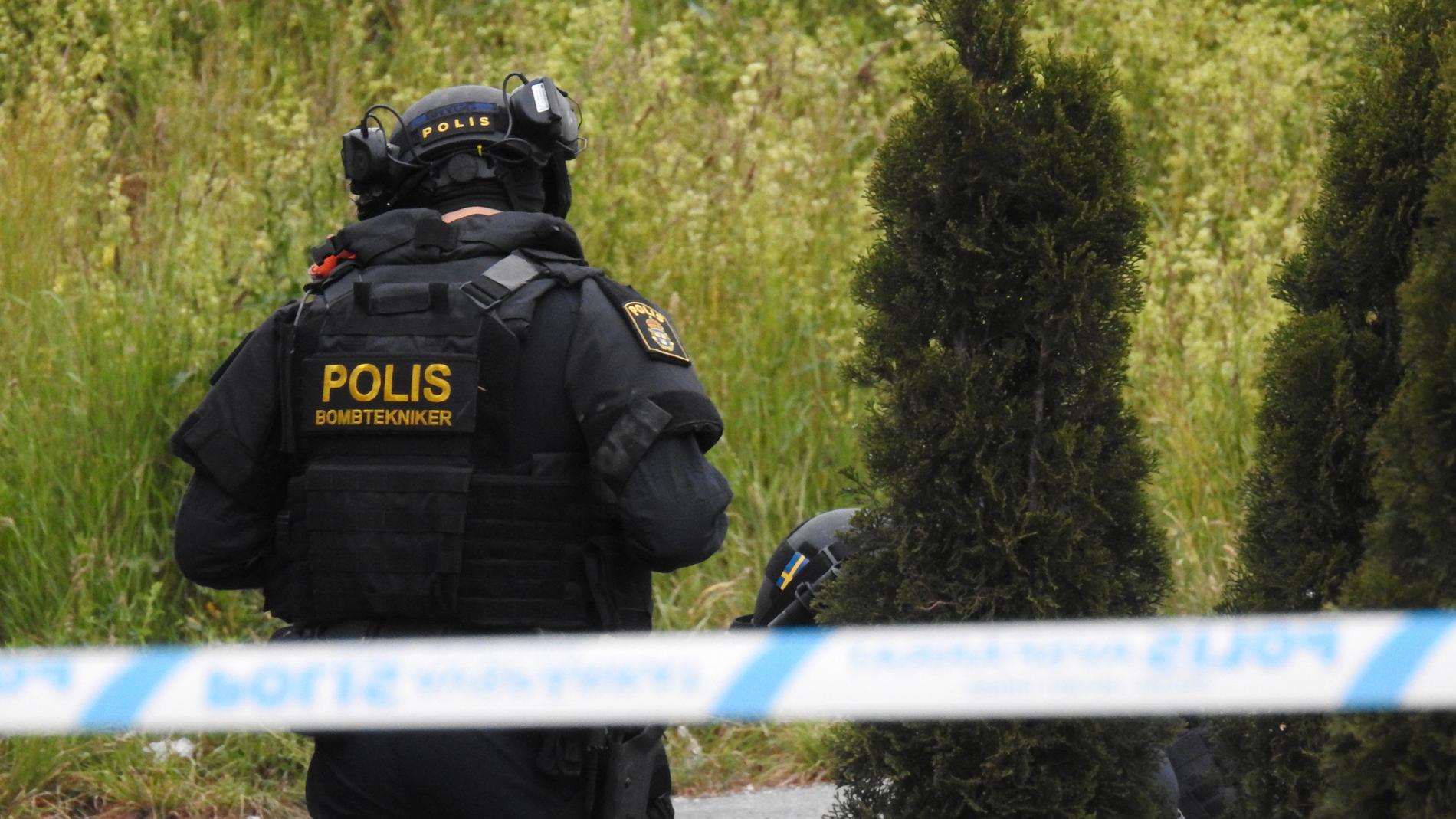 Polis på plats i Södertälje som tidigt på fredagsmorgonen skakades av en kraftig explosion.