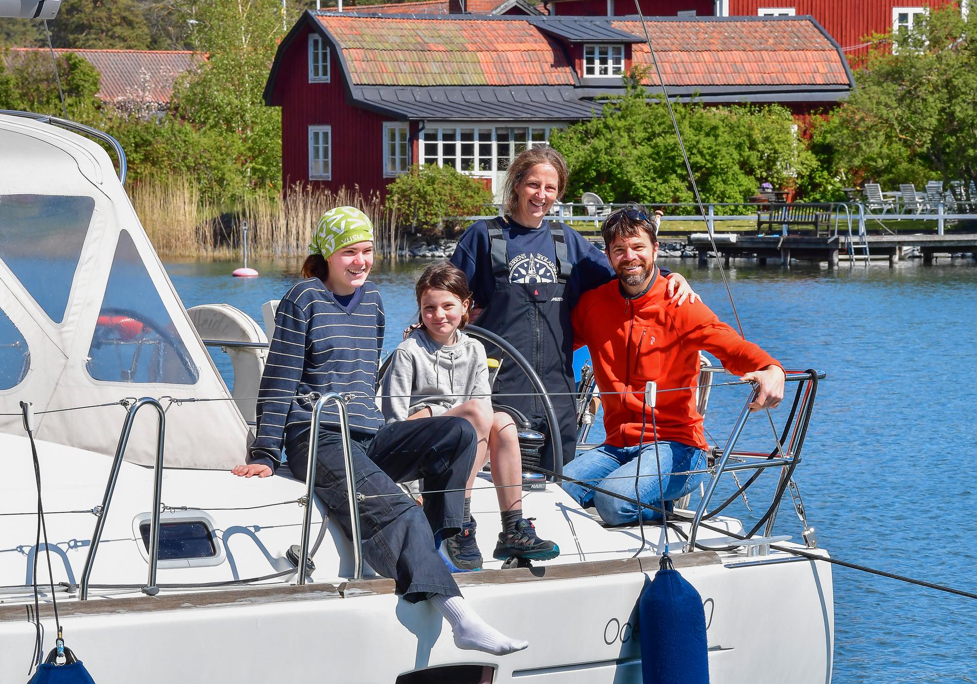 Familjen Moa Widmark, Maja Widmark, Mia Berg och Mattias Widmark på segelbåtsutflykt från Tullinge till Utö.