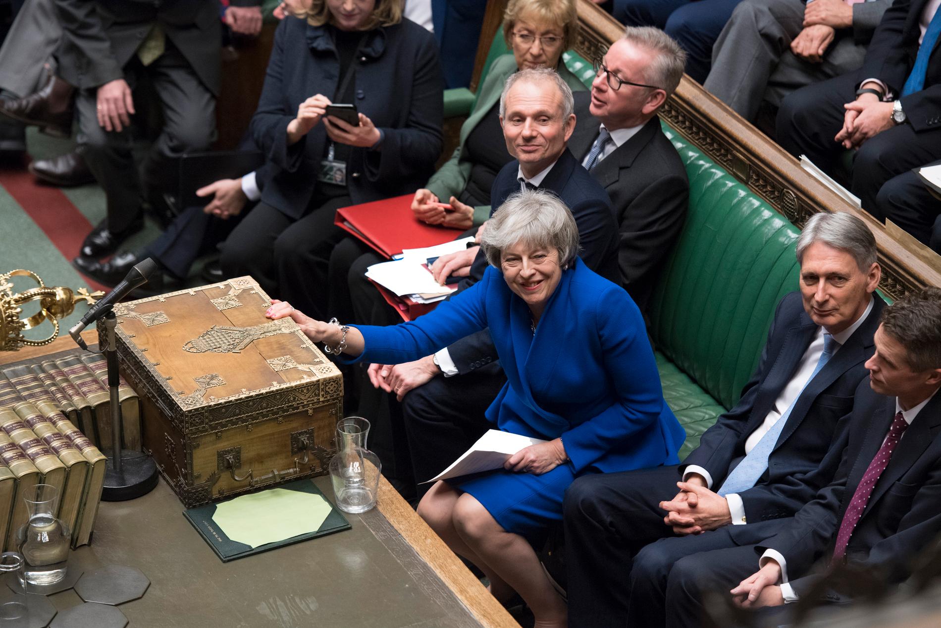 Storbritanniens premiärminister Theresa May klarade sig genom ett misstroendevotum.