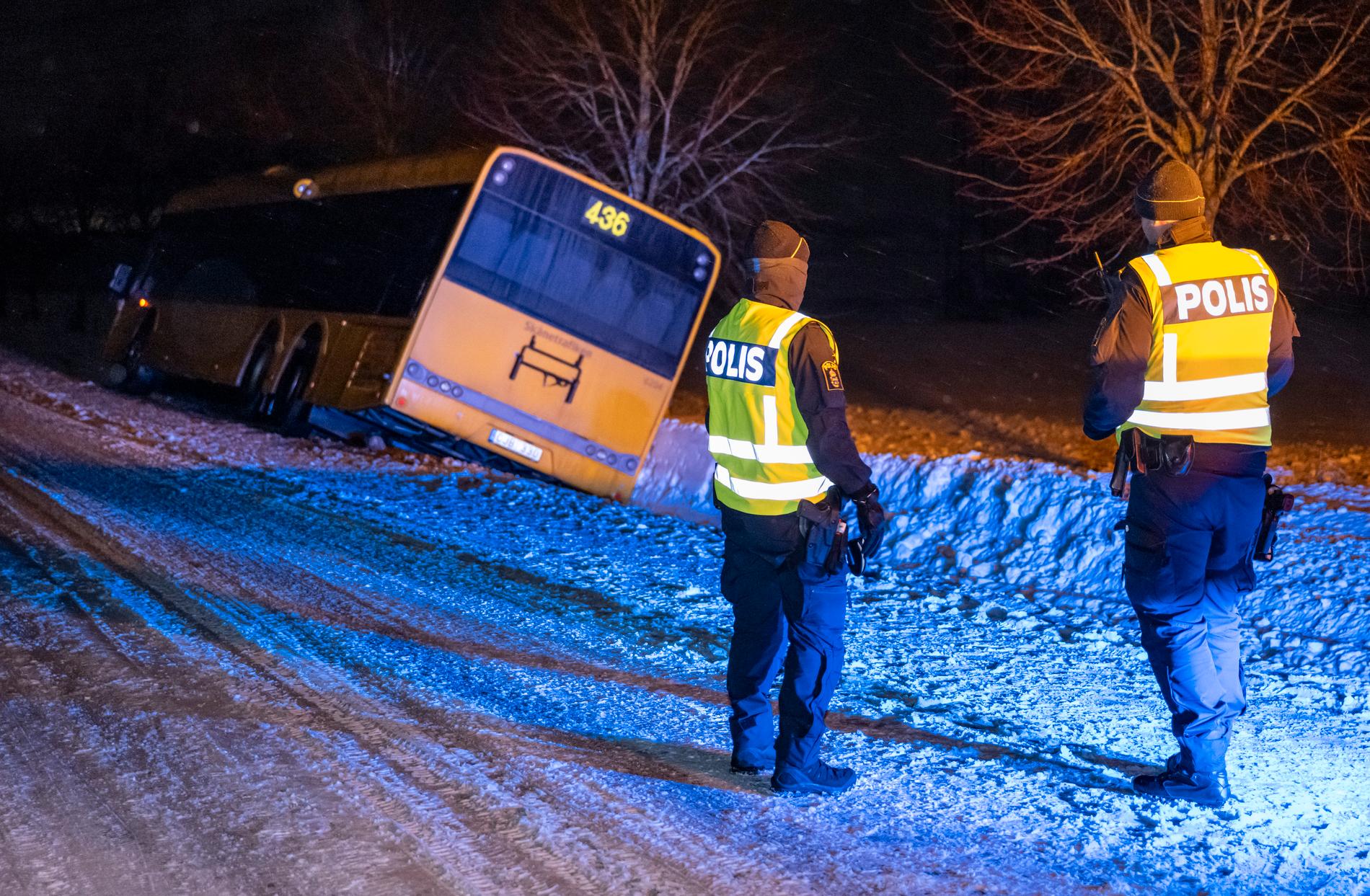 Polis på plats sedan en av Skånetrafikens regionbussar halkat i diket vid Skarhult på sin färd mot Eslöv på fredagskvällen.