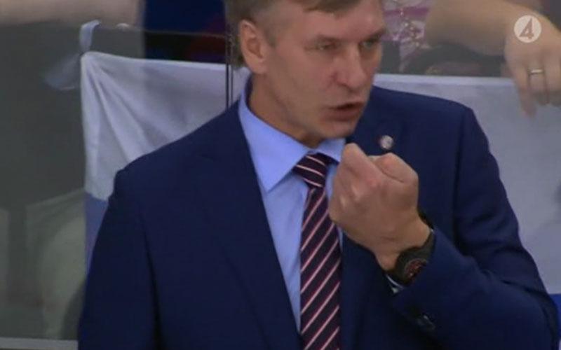 Ryska coacherna hade uppenbar kontakt med varandra under matchen.
