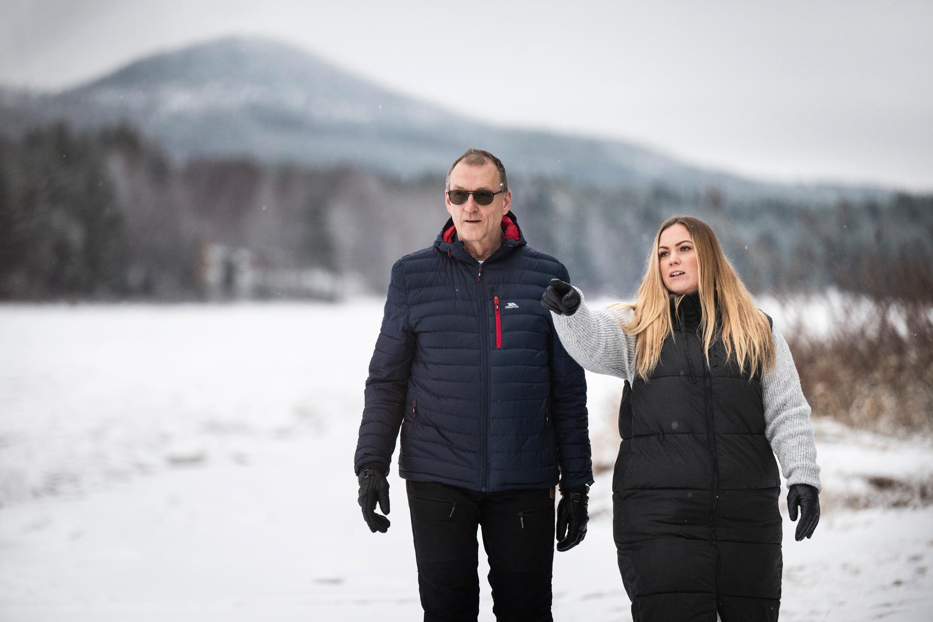 Allt hände blixtsnabbt när Josefine Nilsson, 32, och hennes pappa Anders Nilsson, 65, åkte genom isen i Kalixälven. ”Isen bara brister, väldigt mjukt, den faller ner under oss”, berättar Josefine, som räddade sin pappas liv.