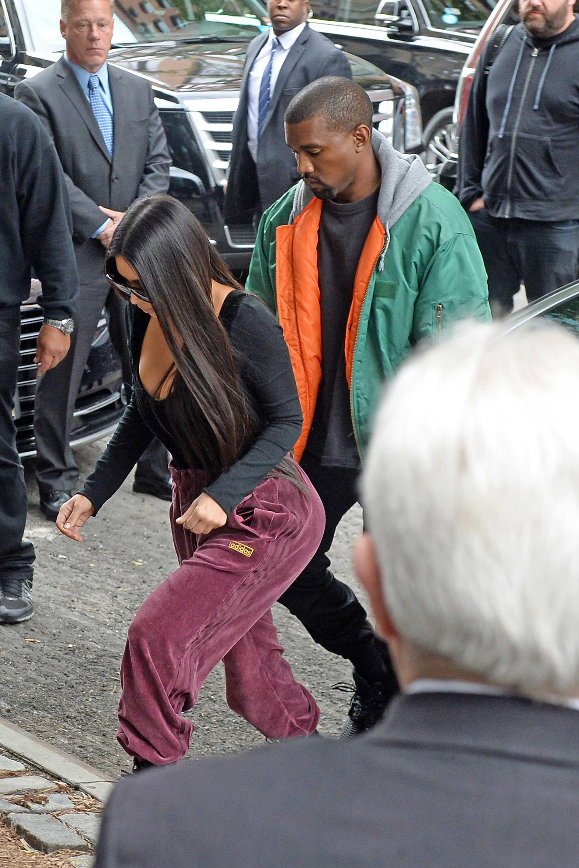 Kim Kardashian möttes av sin man Kanye West när hon lanadade i New York efter att ha flytt Paris i en privatjet.
