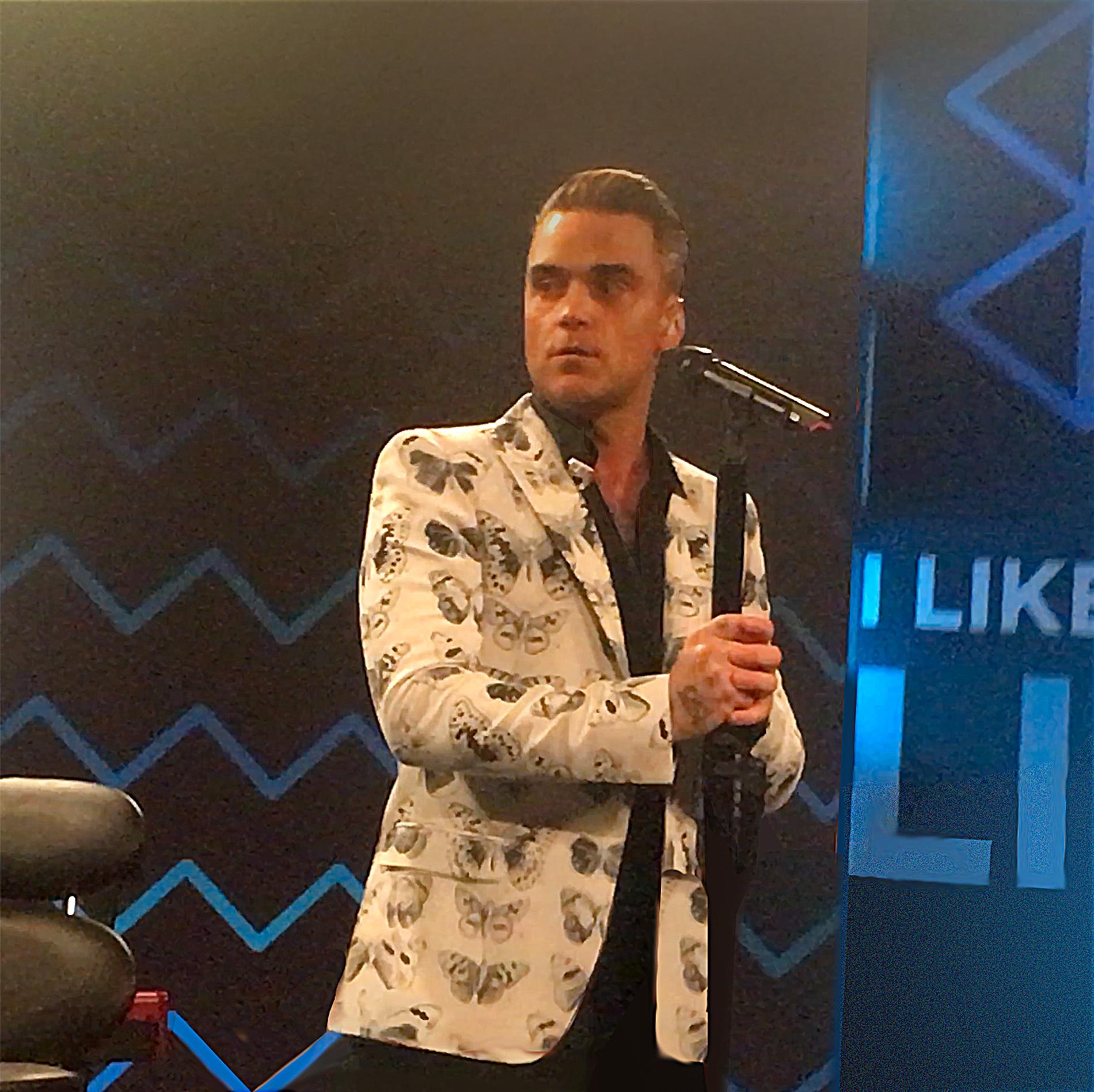 Robbie Williams besökte Sverige för en minikonsert som spelats in för streamingtjänsten Viafree.