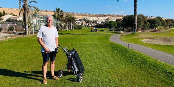 Pensionären och enkronasmannen Håkan är i Spanien och laddar upp med golf och vandring i bergen innan det i kväll blir V86. 