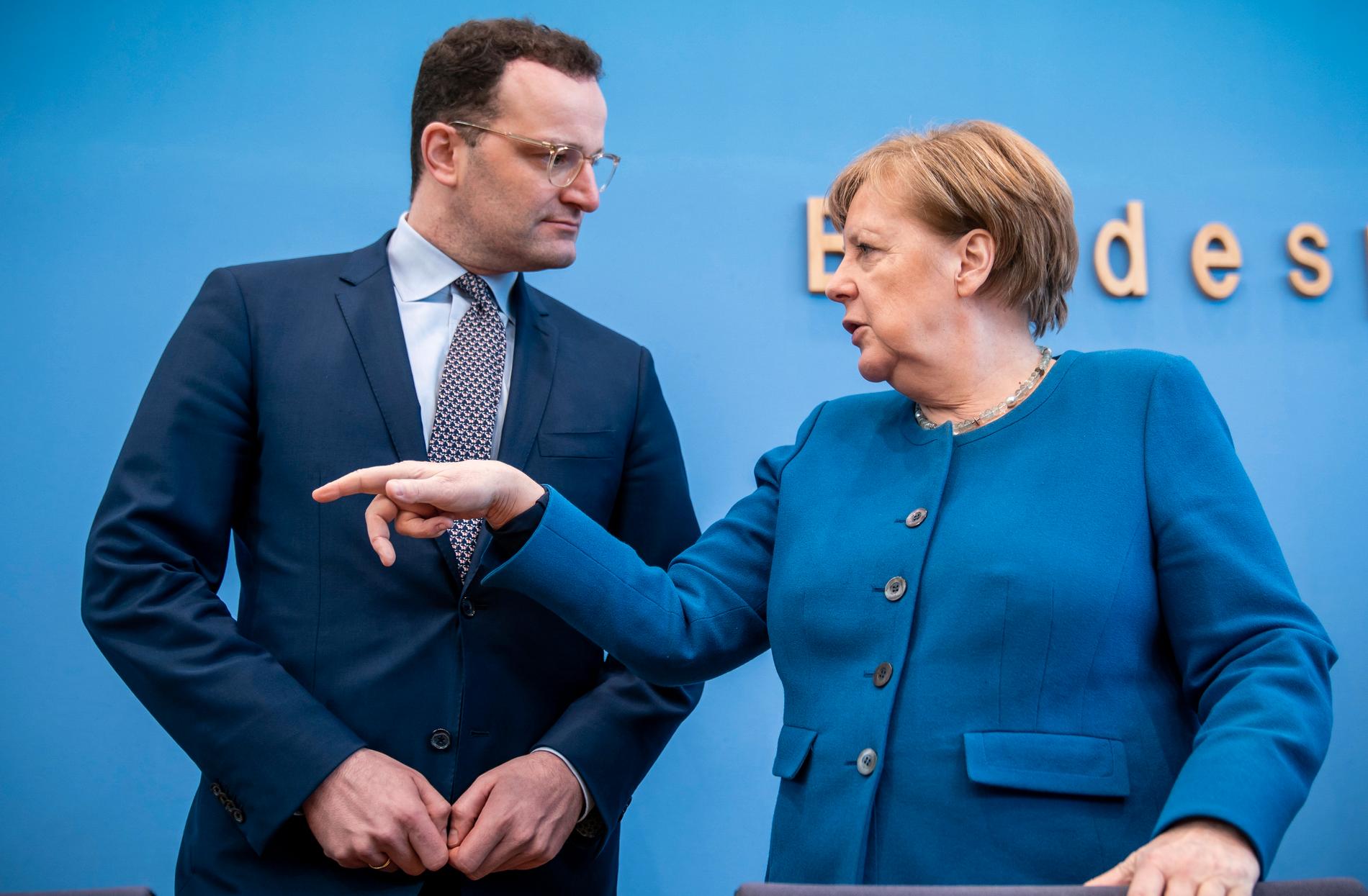 Tysklands förbundskansler Angela Merkel och hälsominister Jens Spahn vid presskonferensen i Berlin på onsdagen.