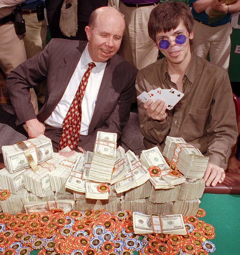 vann 1 miljon dollar Stu Ungar poserar tillsammans med kasinoägaren Jack Binion efter VM-guldet 1997.