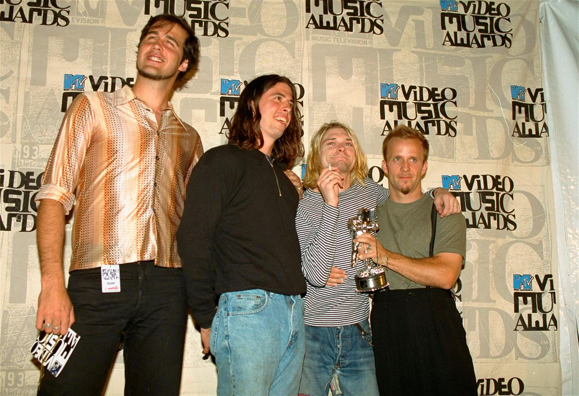 Grohl med de övriga bandmedlemmar i Nirvana, Krist Novoselic och Kurt Cobain, på MTV Video Music Awards 1993. Mannen längst till höger är inte med i gruppen. 