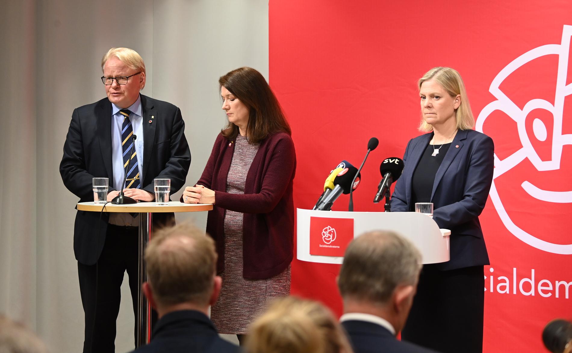Försvarsminister Peter Hultqvist, utrikesminister Ann Linde och statsminister Magdalena Andersson under söndagens pressträff om det historiska Nato-beslutet.