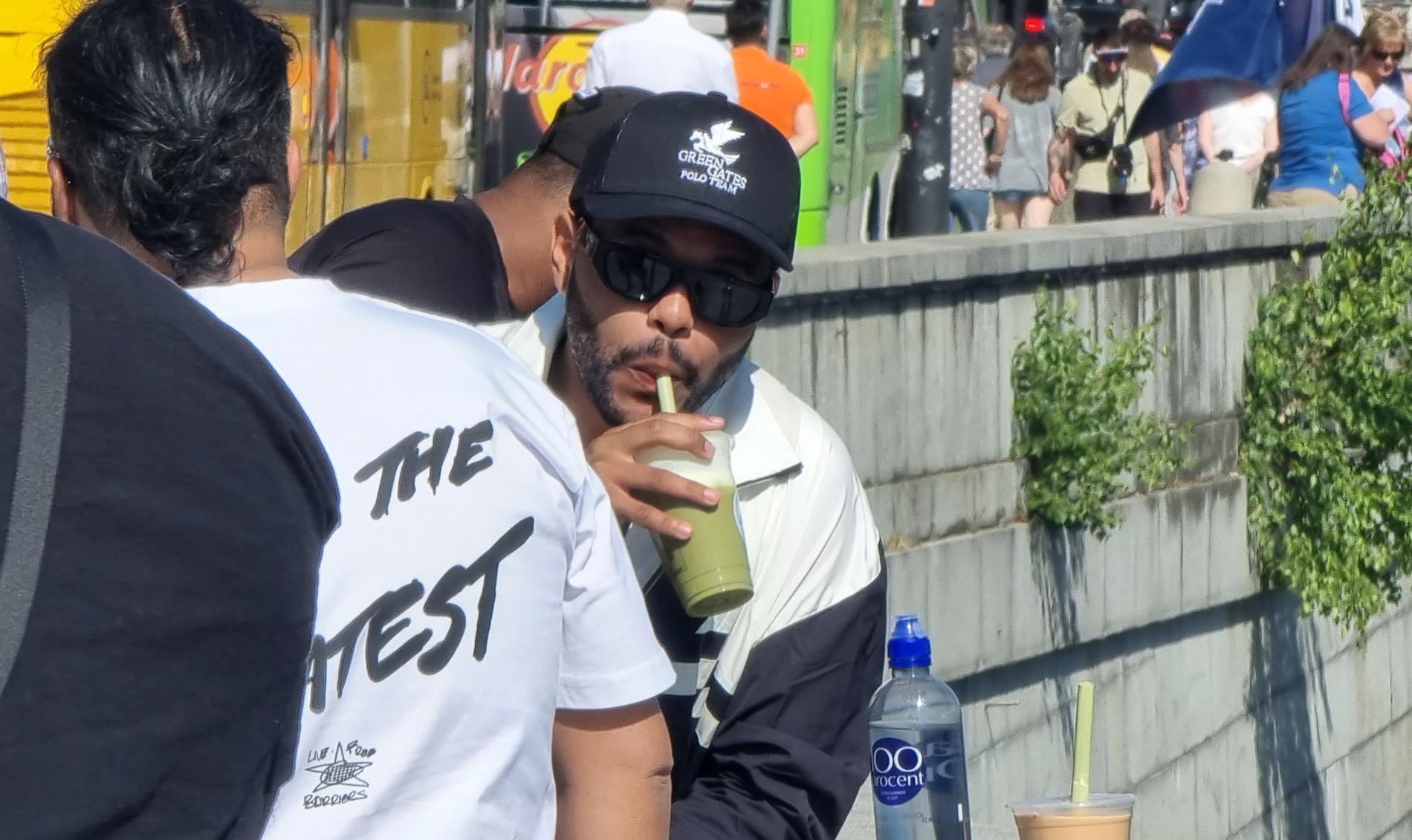 The Weeknd syntes dricka en matchalatte i Stockholm i mitten av juni. 