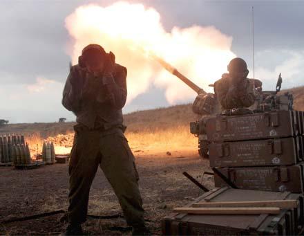 Israeliskt artilleri beskjuter mål i Libanon.