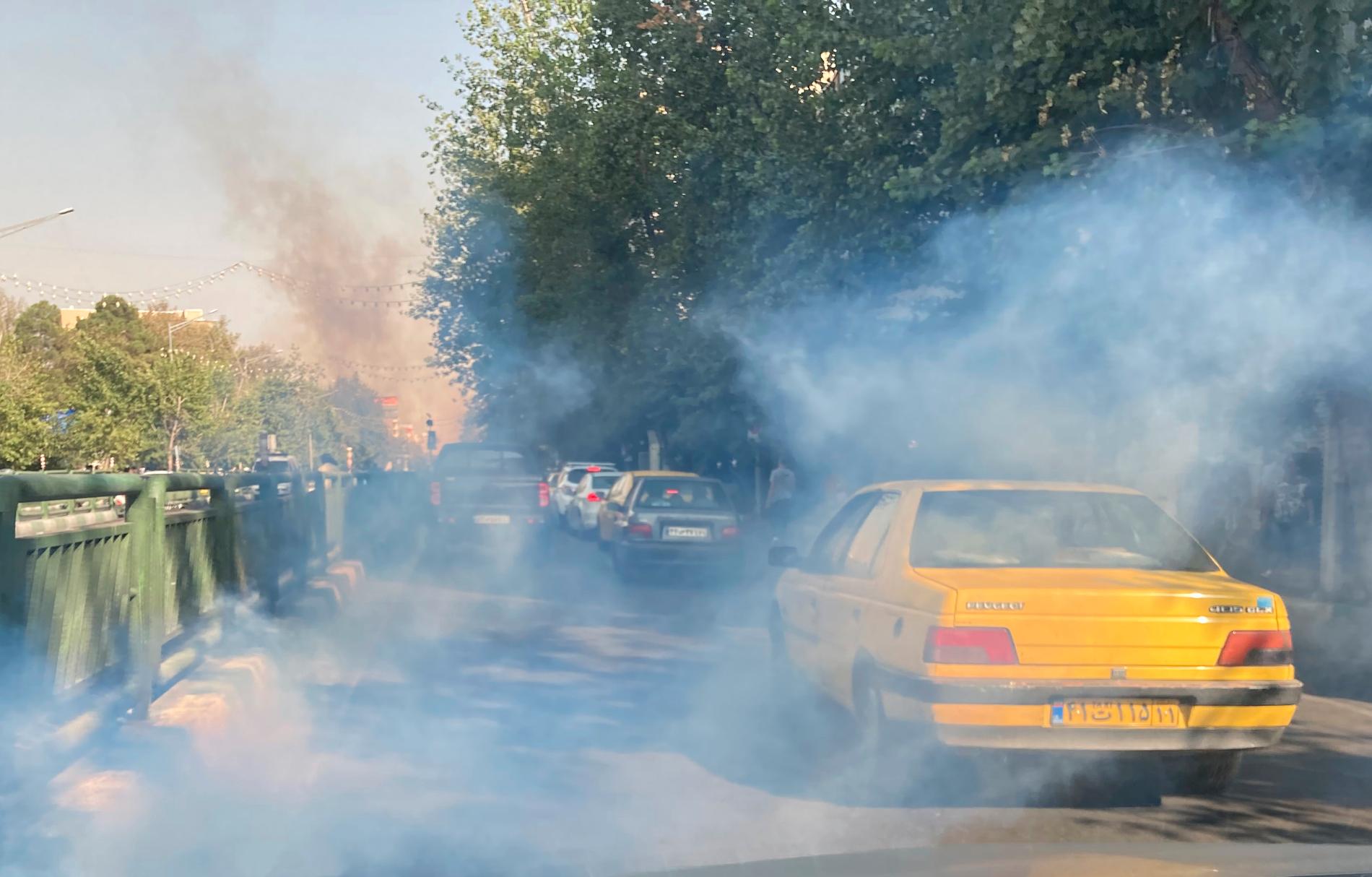 Tårgas användes mot demonstrerande utanför universitetet i huvudstaden Teheran. Bilden är tagen i början av oktober.